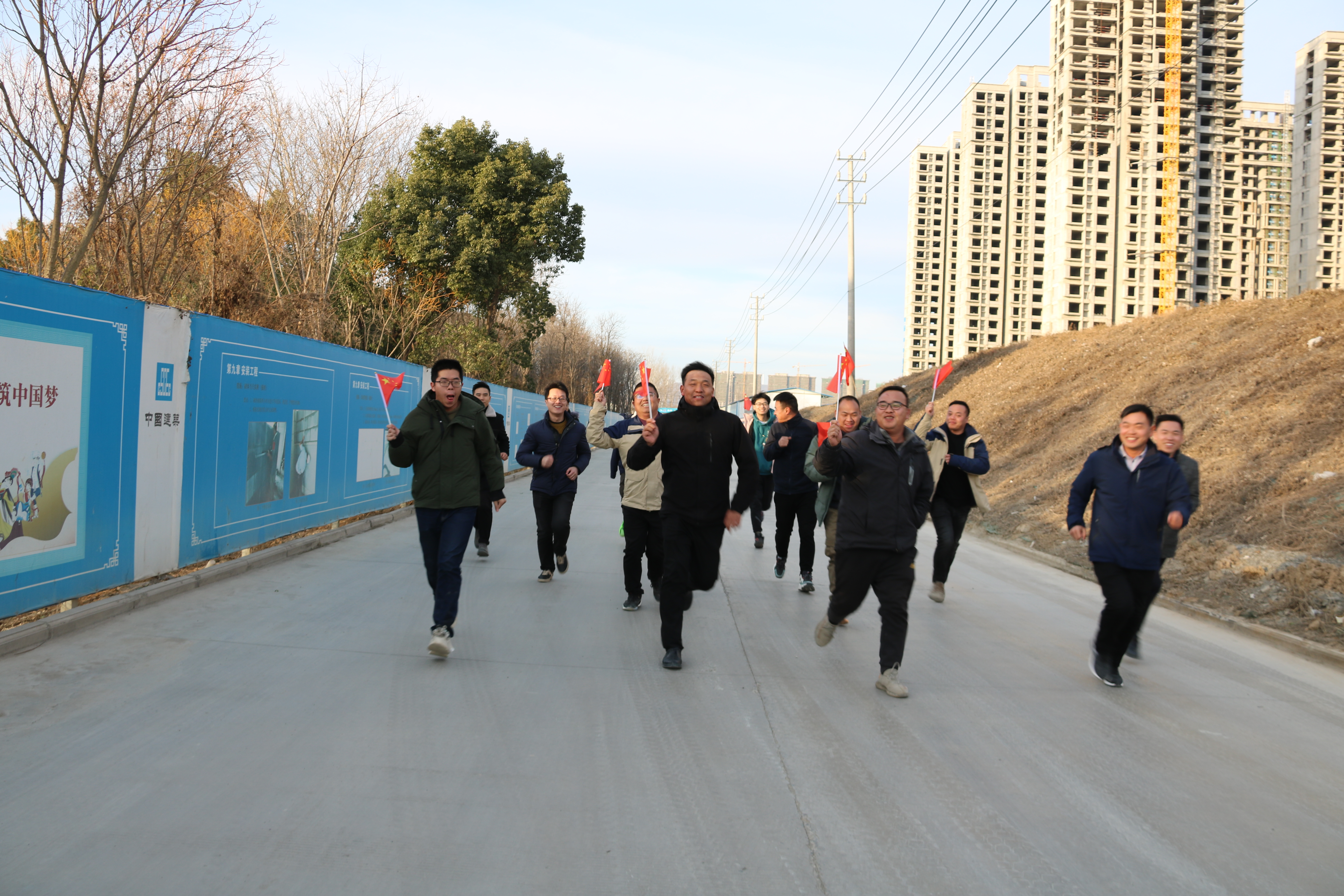 参赛队员奋勇争先 (1).jpg 参赛队员奋勇争先 (1).jpg