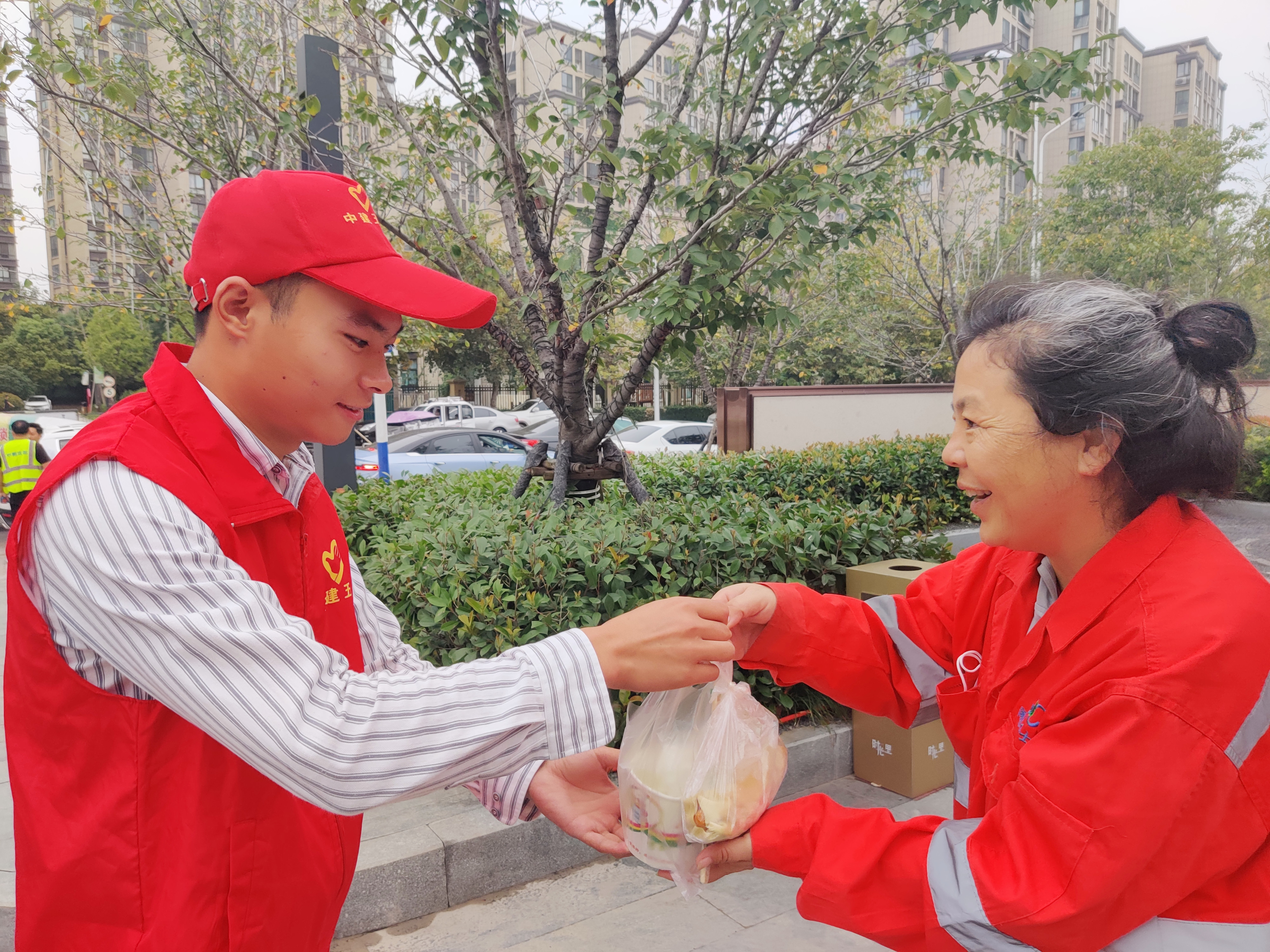 二公司阜阳新华地产项目开展爱心送餐志愿服务