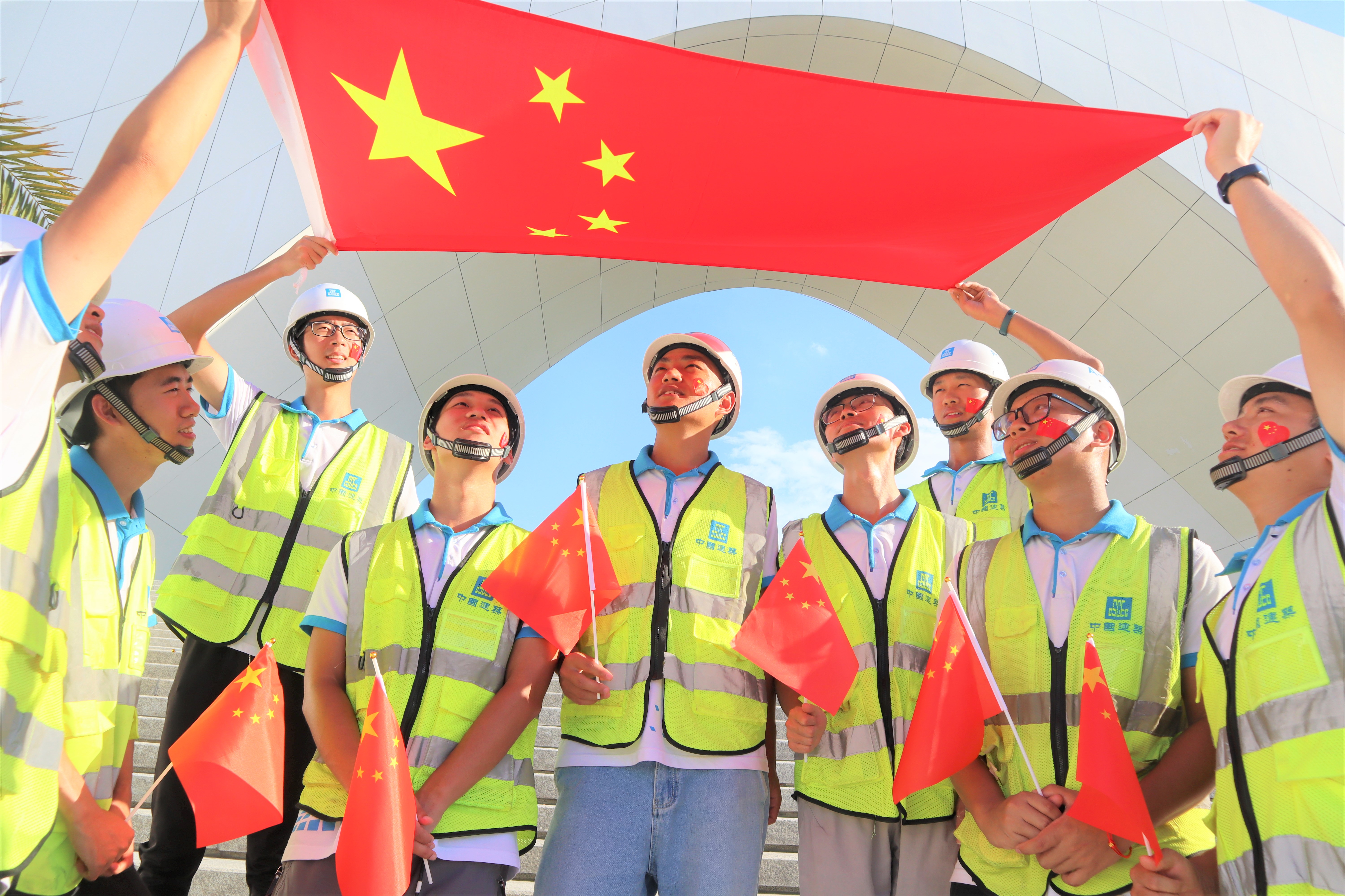 项目青年员工高举国旗,向国旗行注目礼 (2).jpg