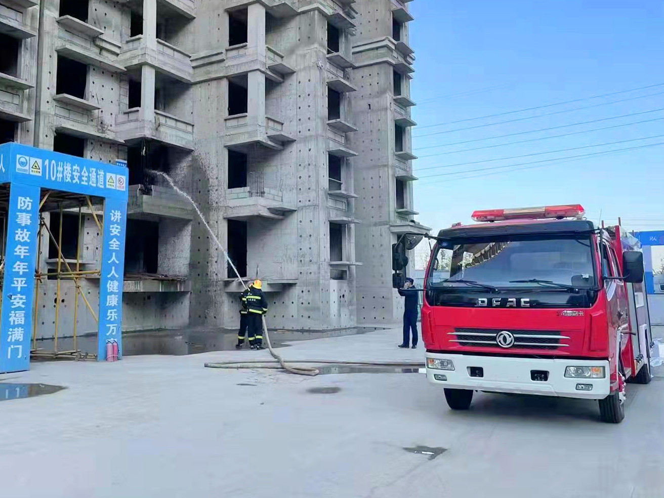 消防车扑救_副本.jpg 消防车扑救_副本.jpg