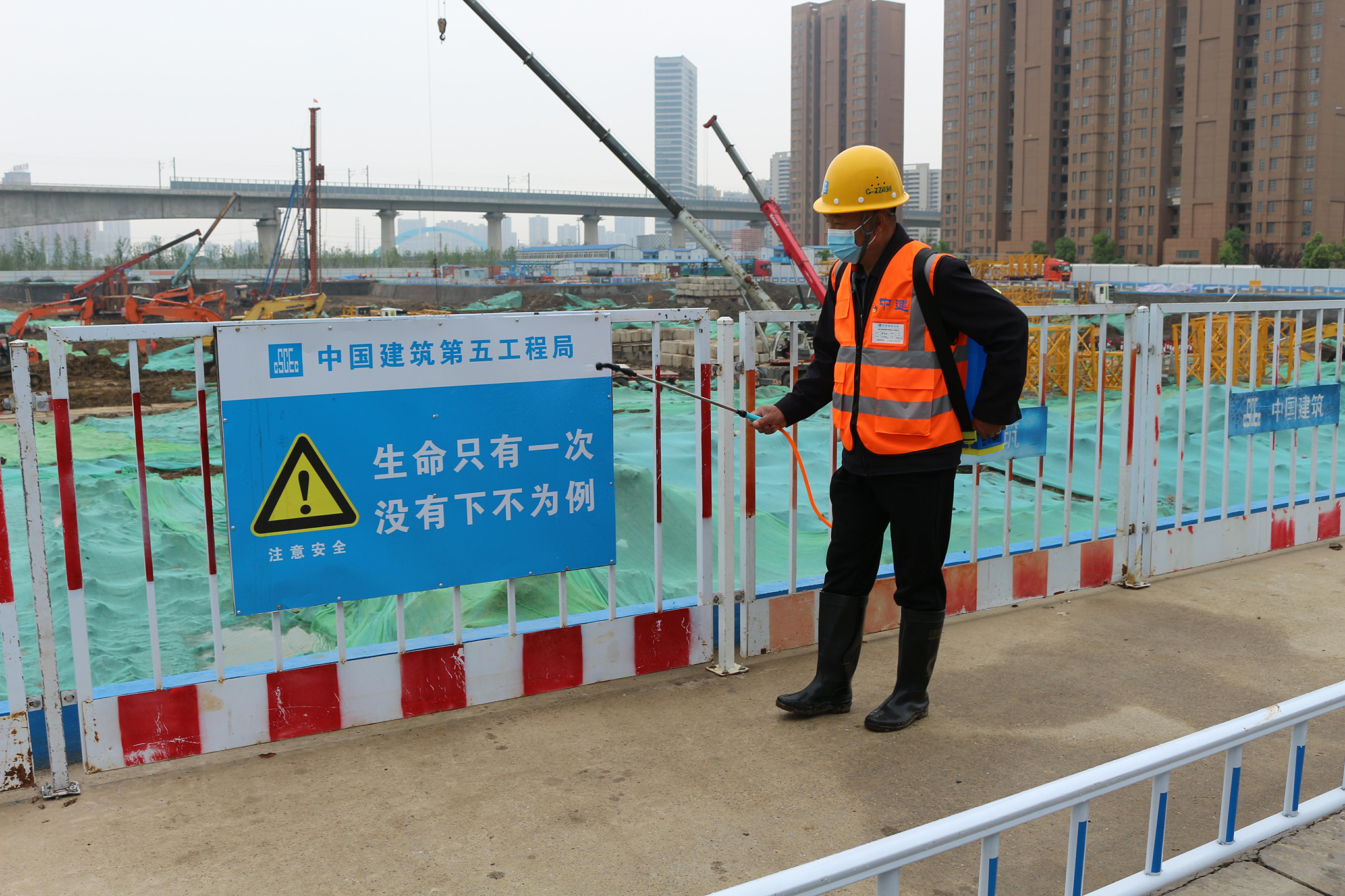 疫往无前农民工党员工地上的红色力量