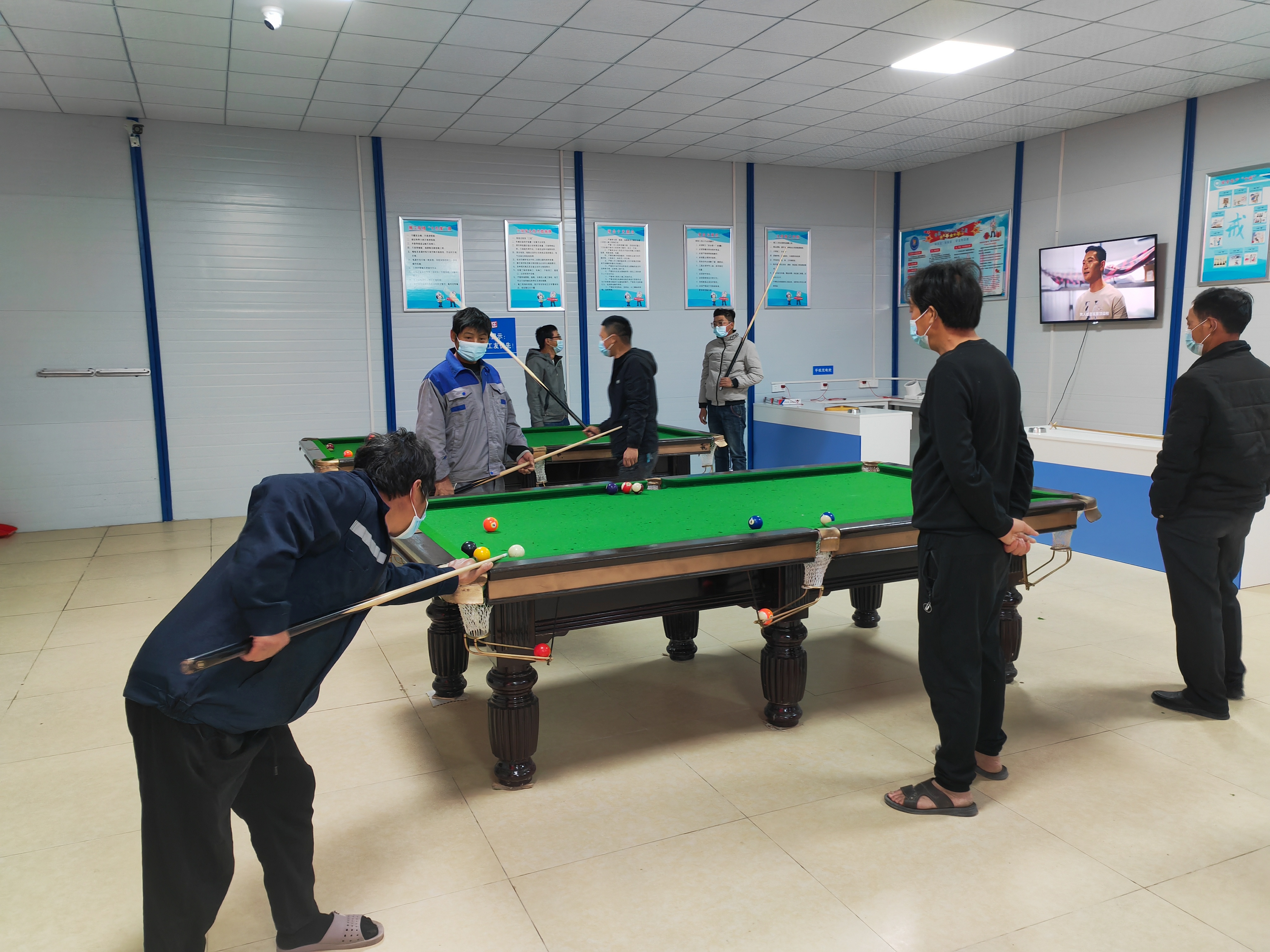 工友以“球”会友.jpg