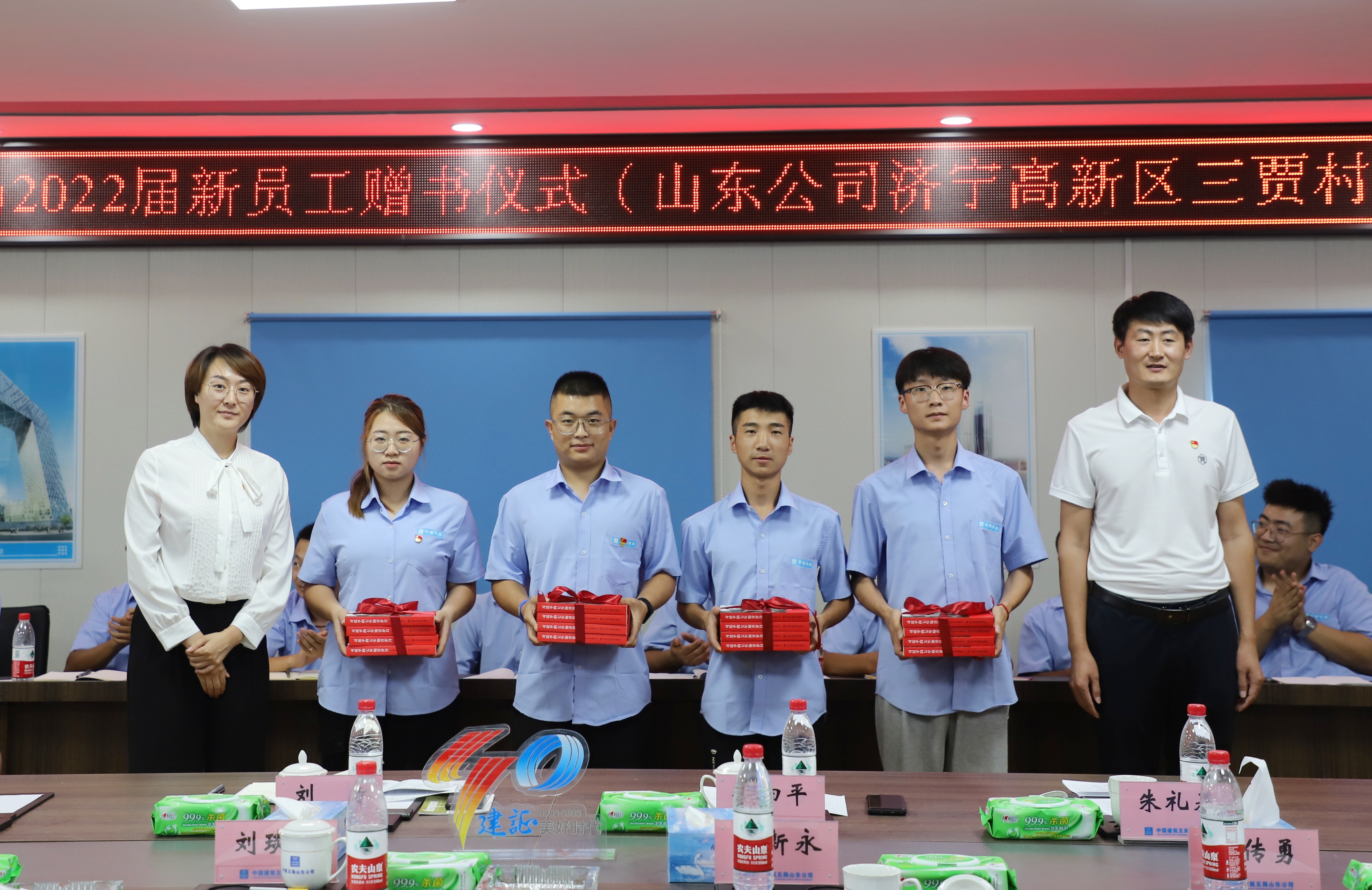 团委赠书仪式.jpg