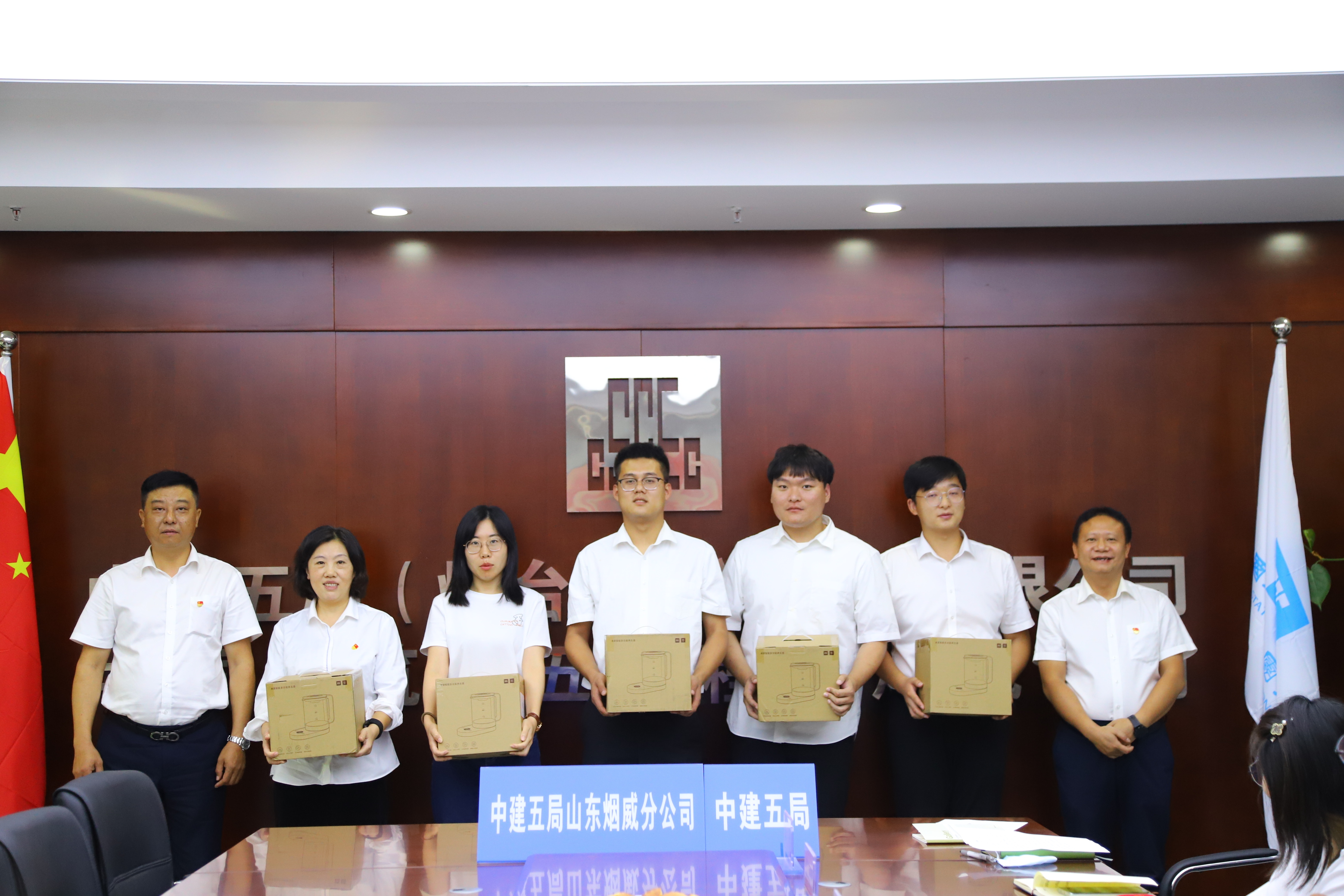 健步走发放礼品.jpg