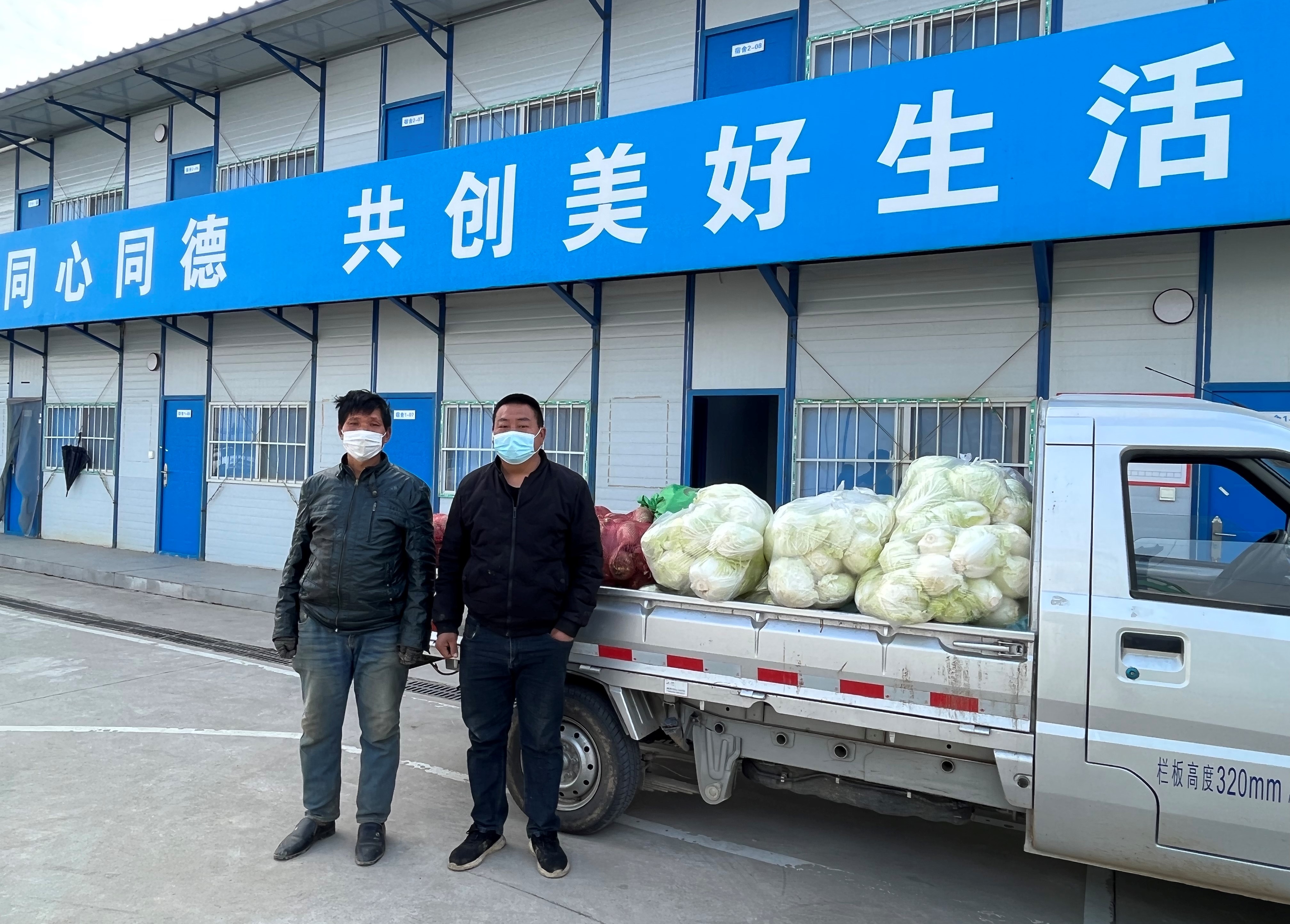 群众运送滞销蔬菜.jpg 群众运送滞销蔬菜.jpg