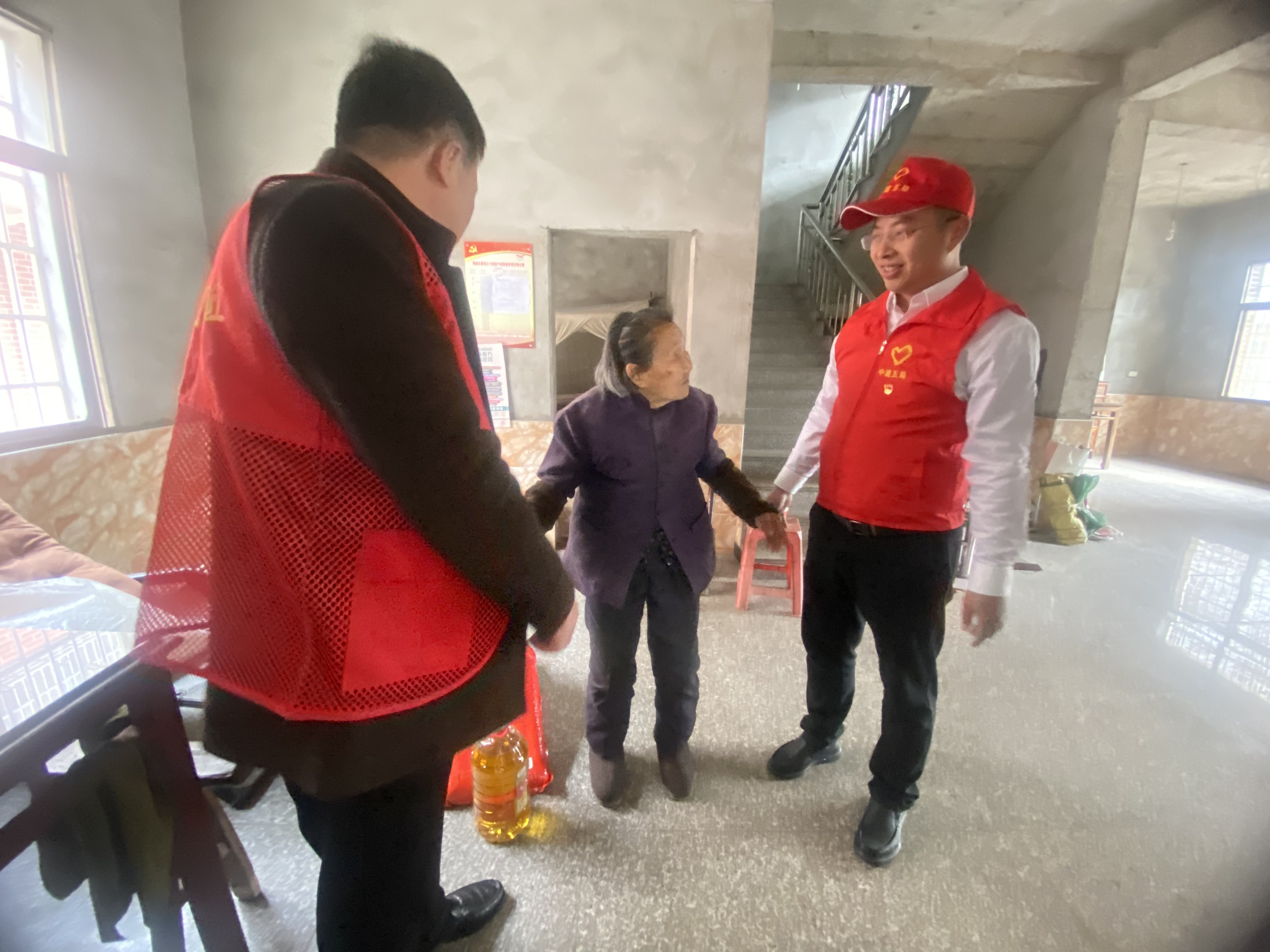 与老人亲切交谈.jpg