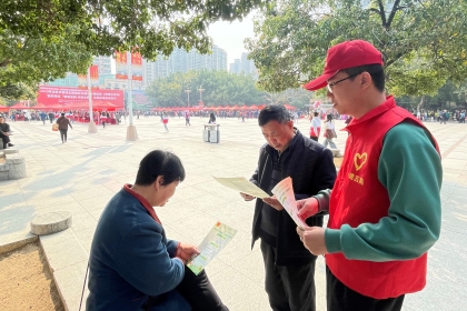 发放宣传册.jpg 发放宣传册.jpg