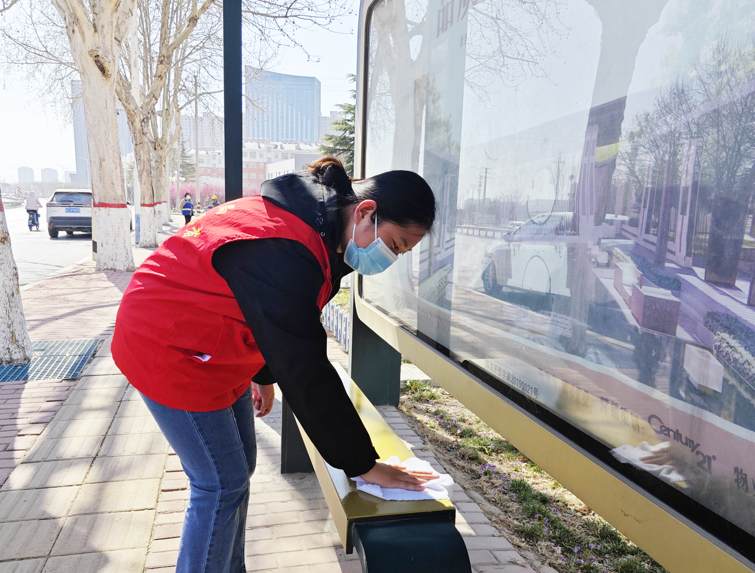 擦拭公交站座椅.jpg 擦拭公交站座椅.jpg