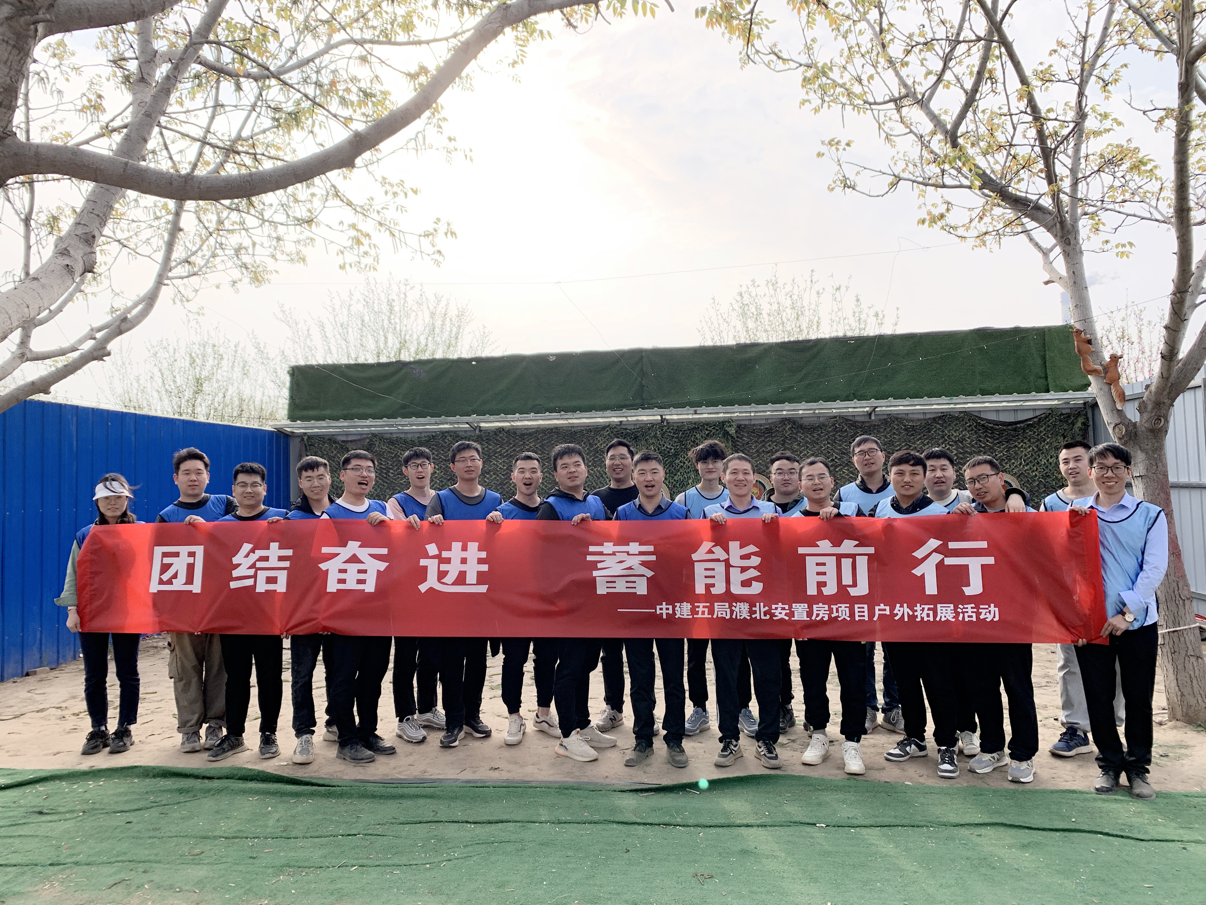 团队合影_副本.jpg 团队合影_副本.jpg