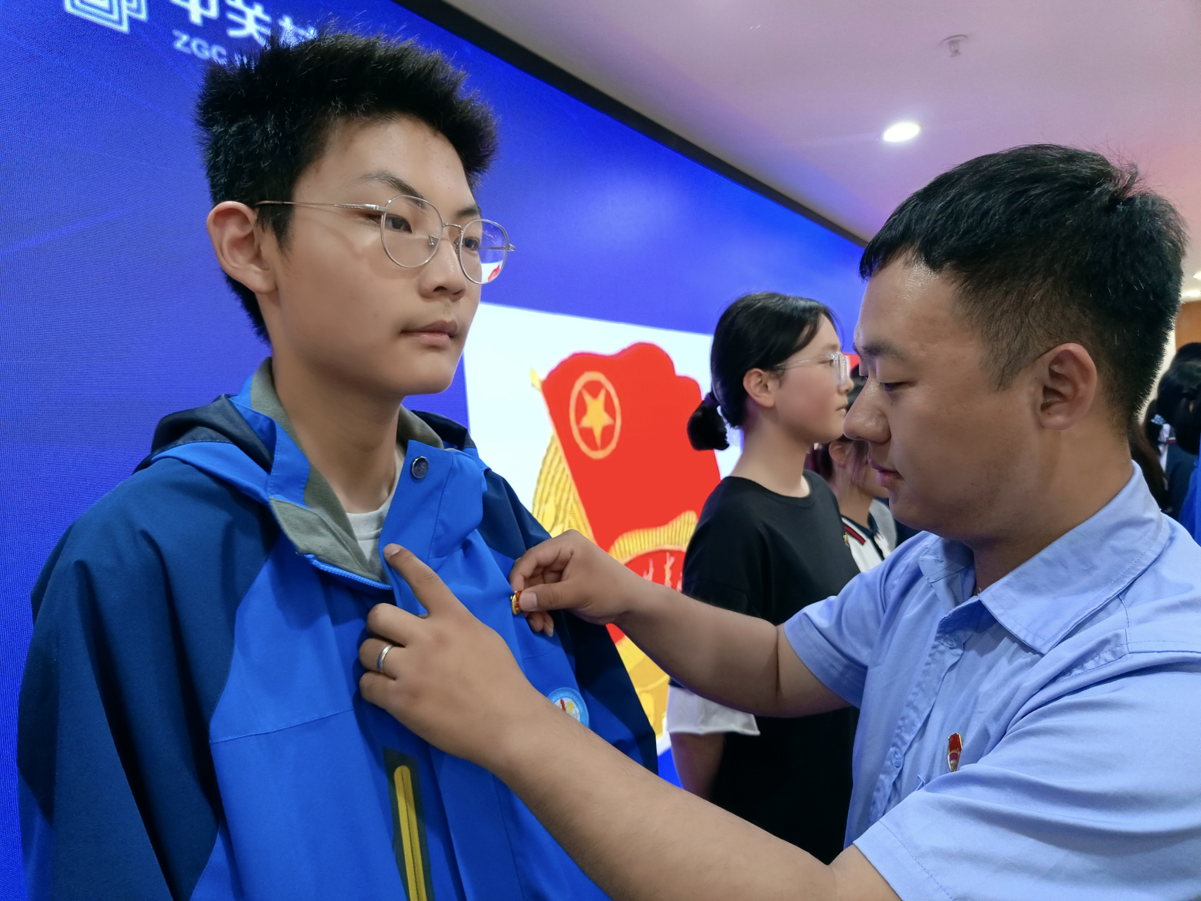 青年代表唐鹏为新团员佩戴团徽2.jpg 青年代表唐鹏为新团员佩戴团徽2.jpg