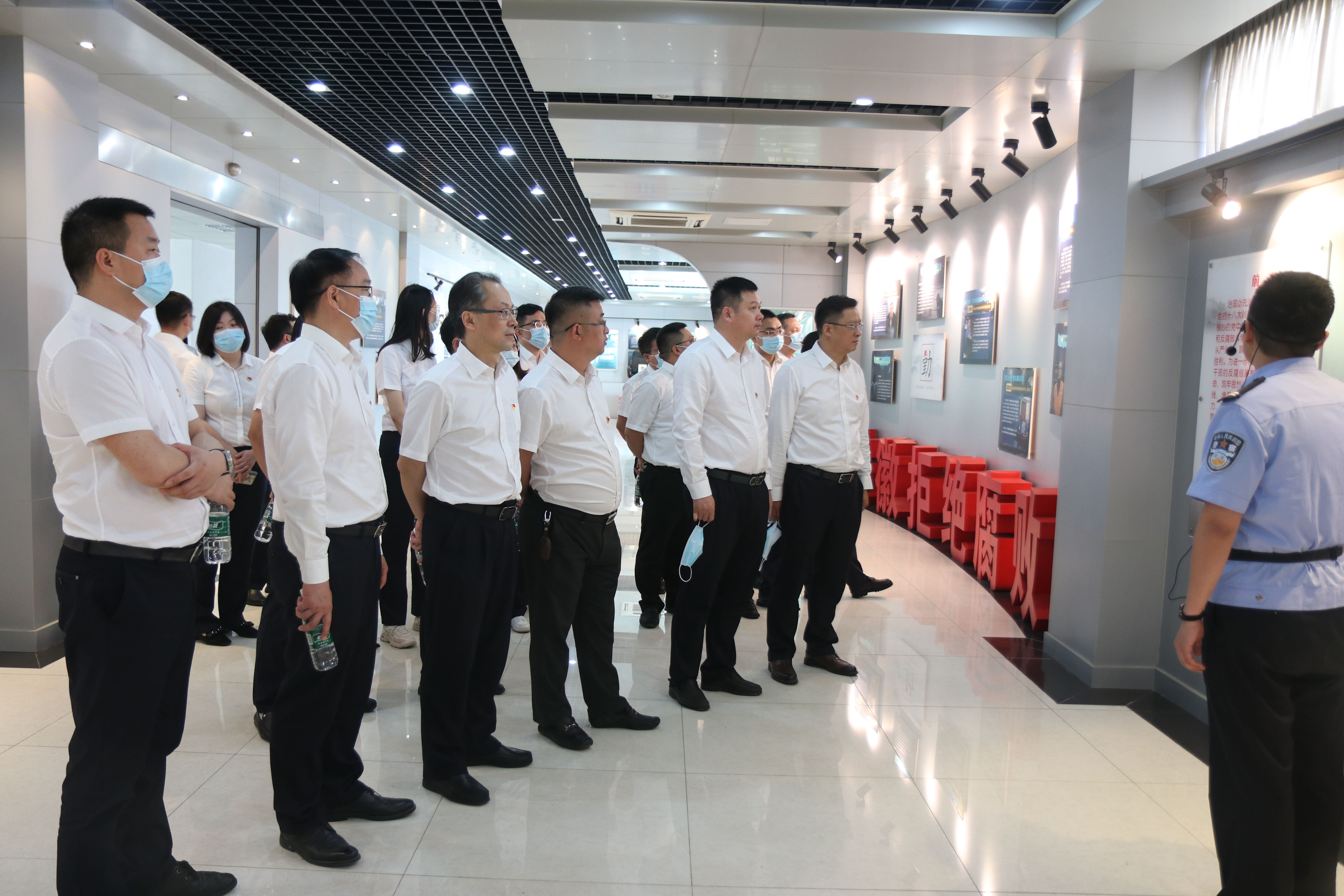 参观展厅.jpg 参观展厅.jpg