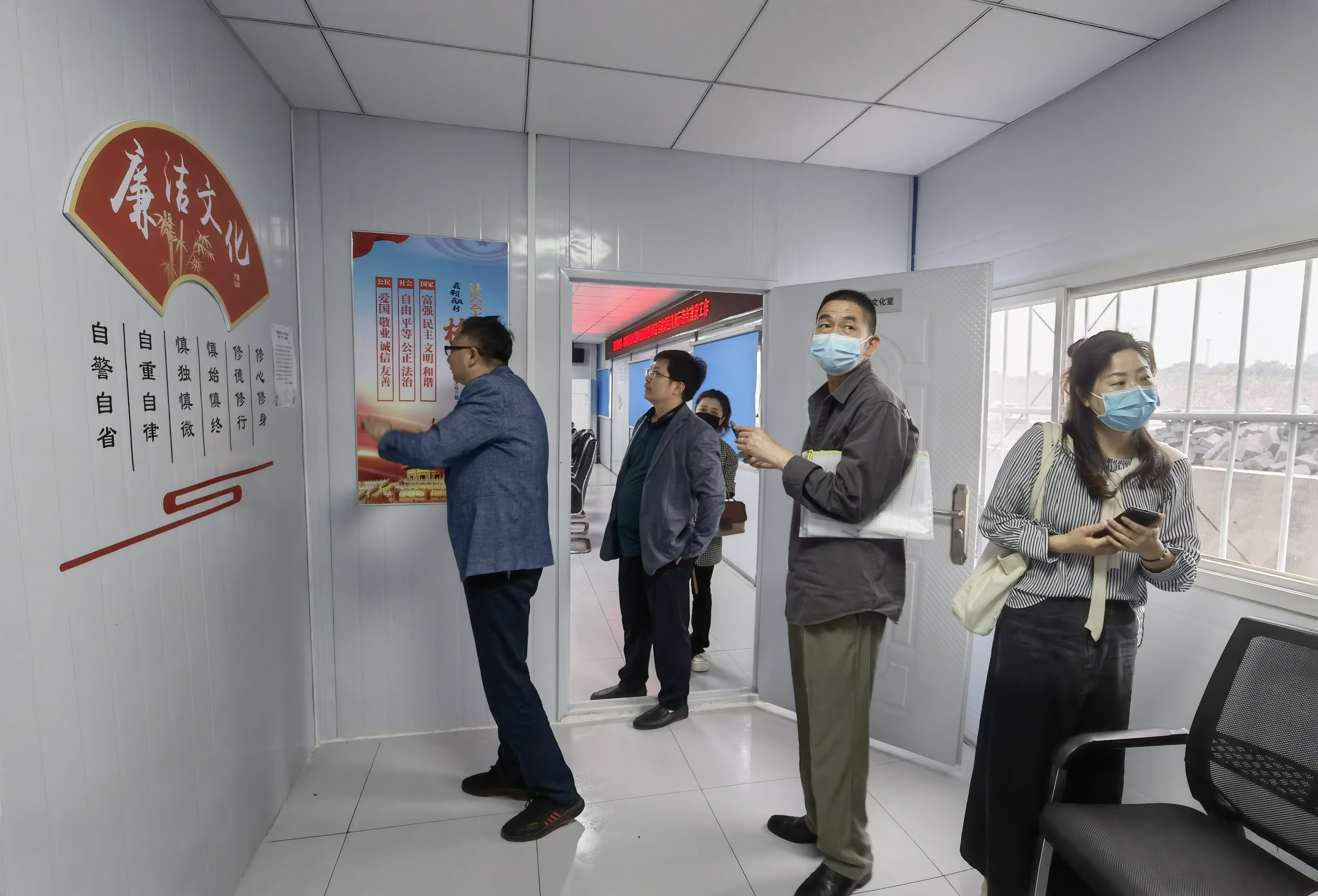 参观廉洁文化室.jpg