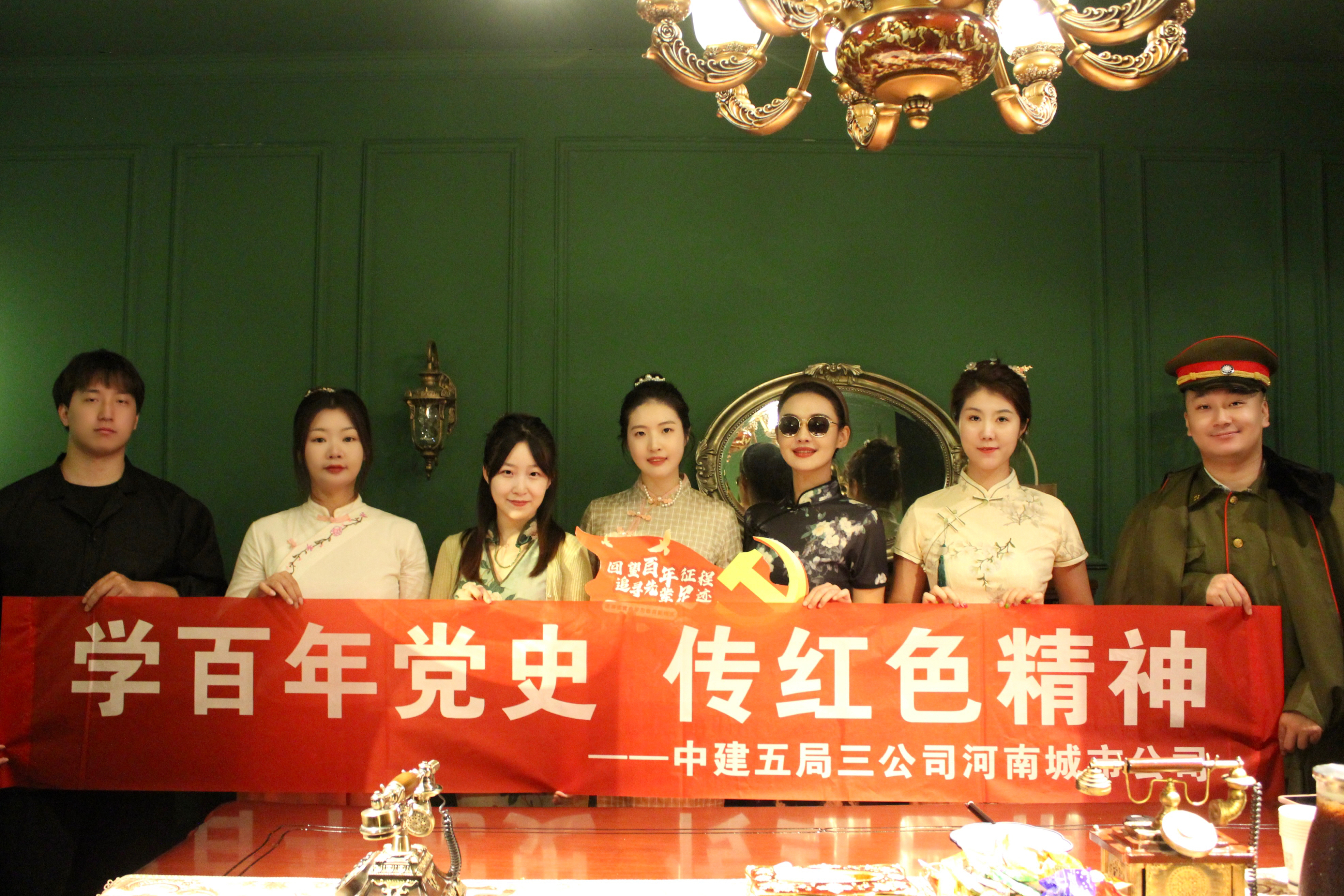 活动合影.jpg 活动合影.jpg