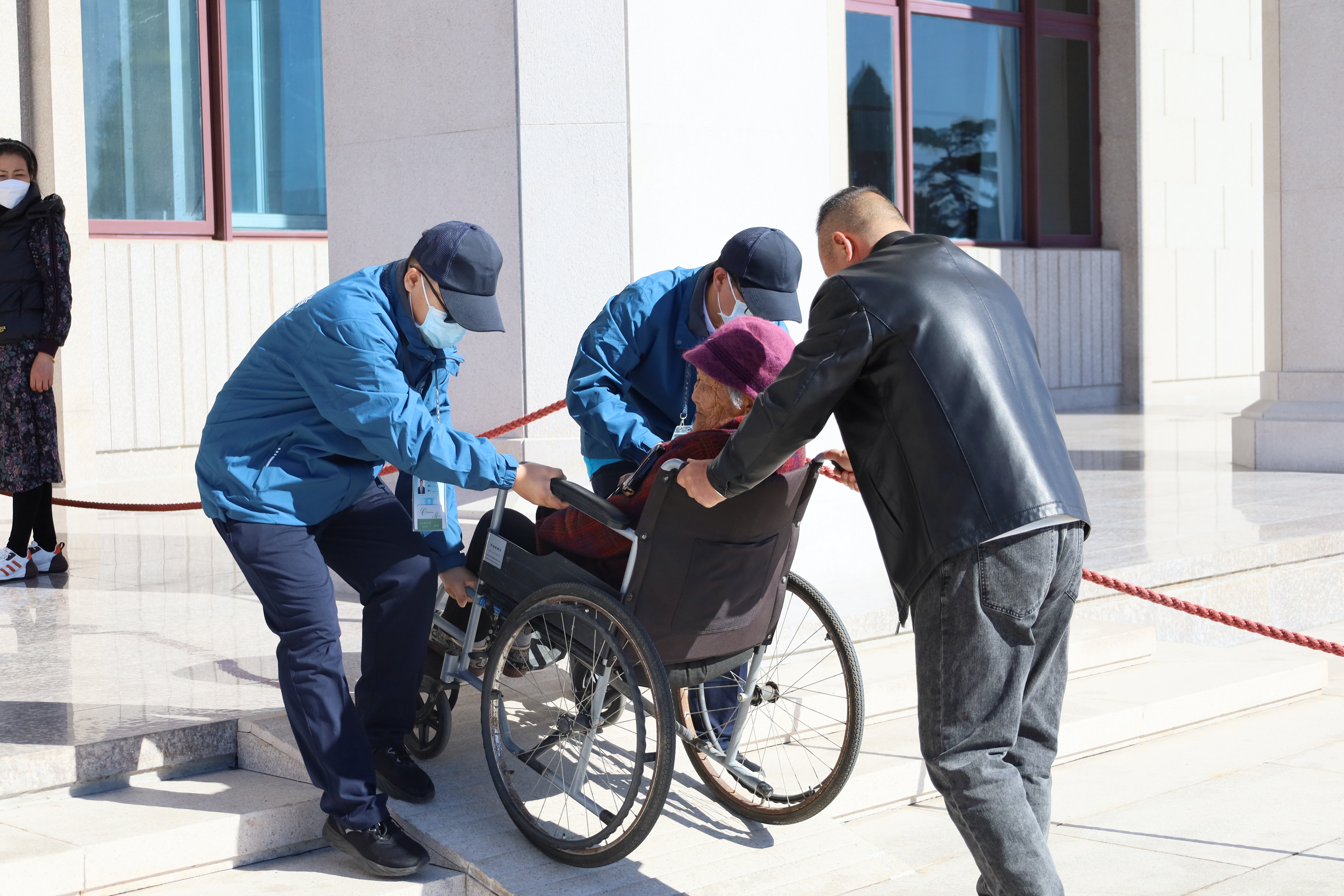 推轮椅.jpg 推轮椅.jpg