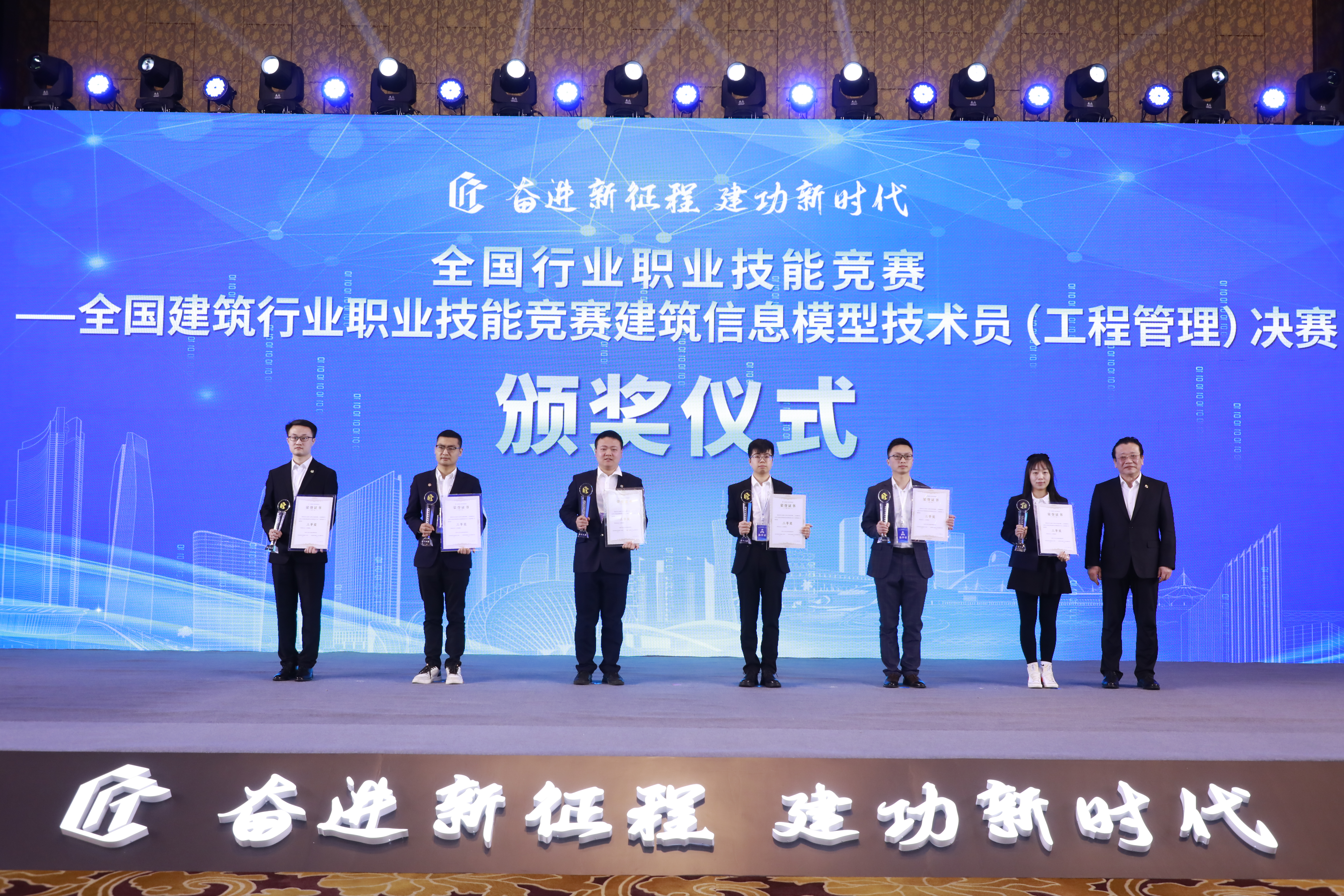 殷帅工作照：图中左三 (2).JPG