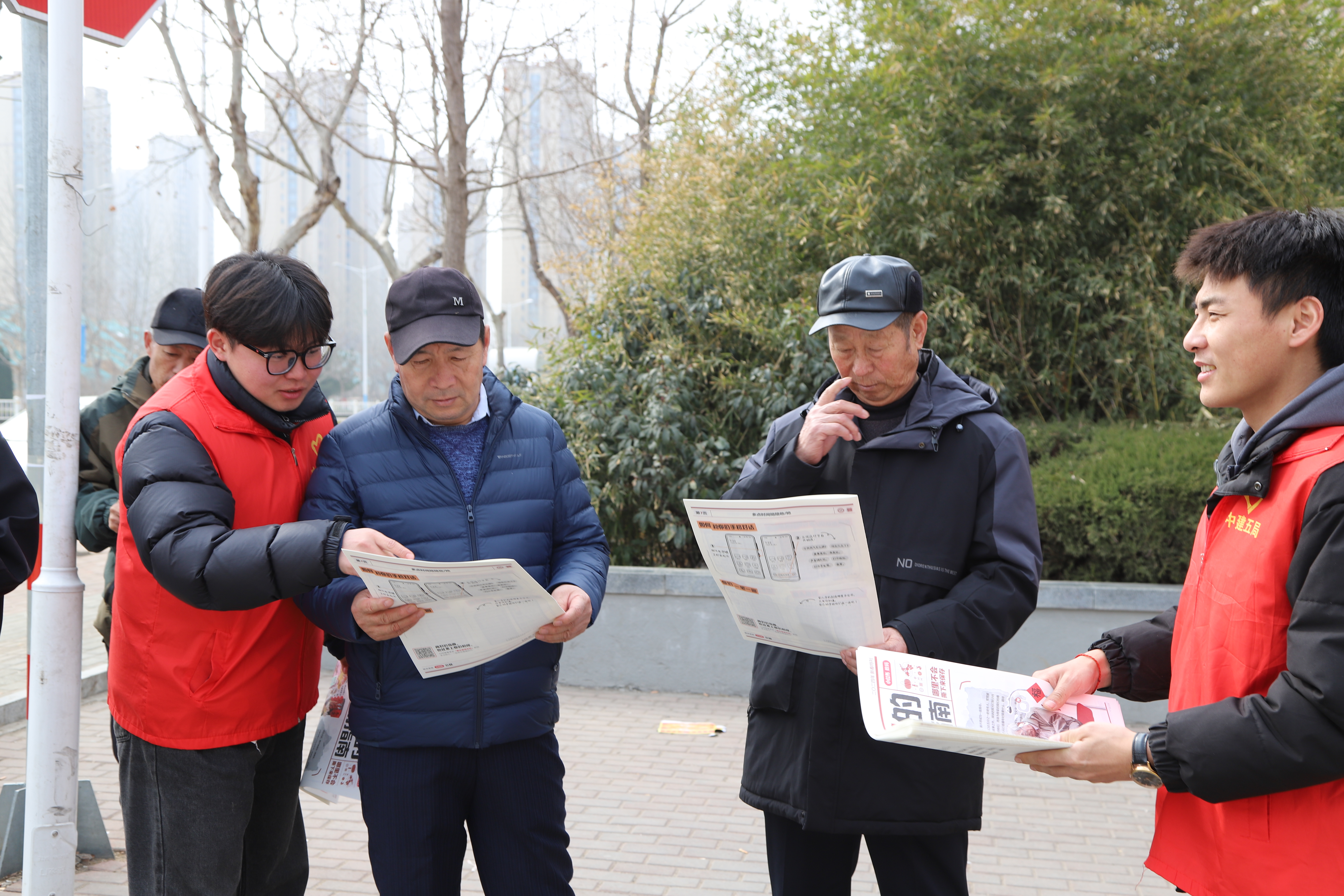 1.“为老”服务：志愿者为社区老人发放给家人的手机使用指南报纸 (2).JPG
