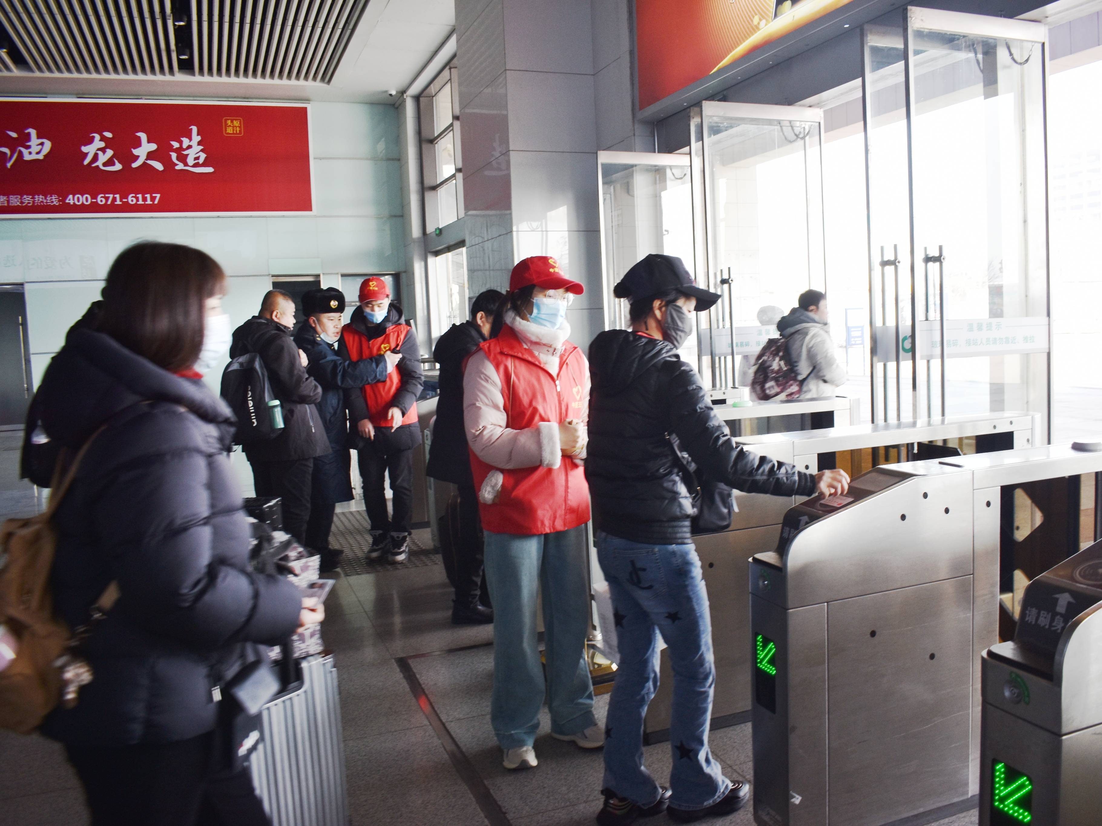 5.“为社会公共需要”服务:火车站春运引导.jpg 5.“为社会公共需要”服务:火车站春运引导.jpg