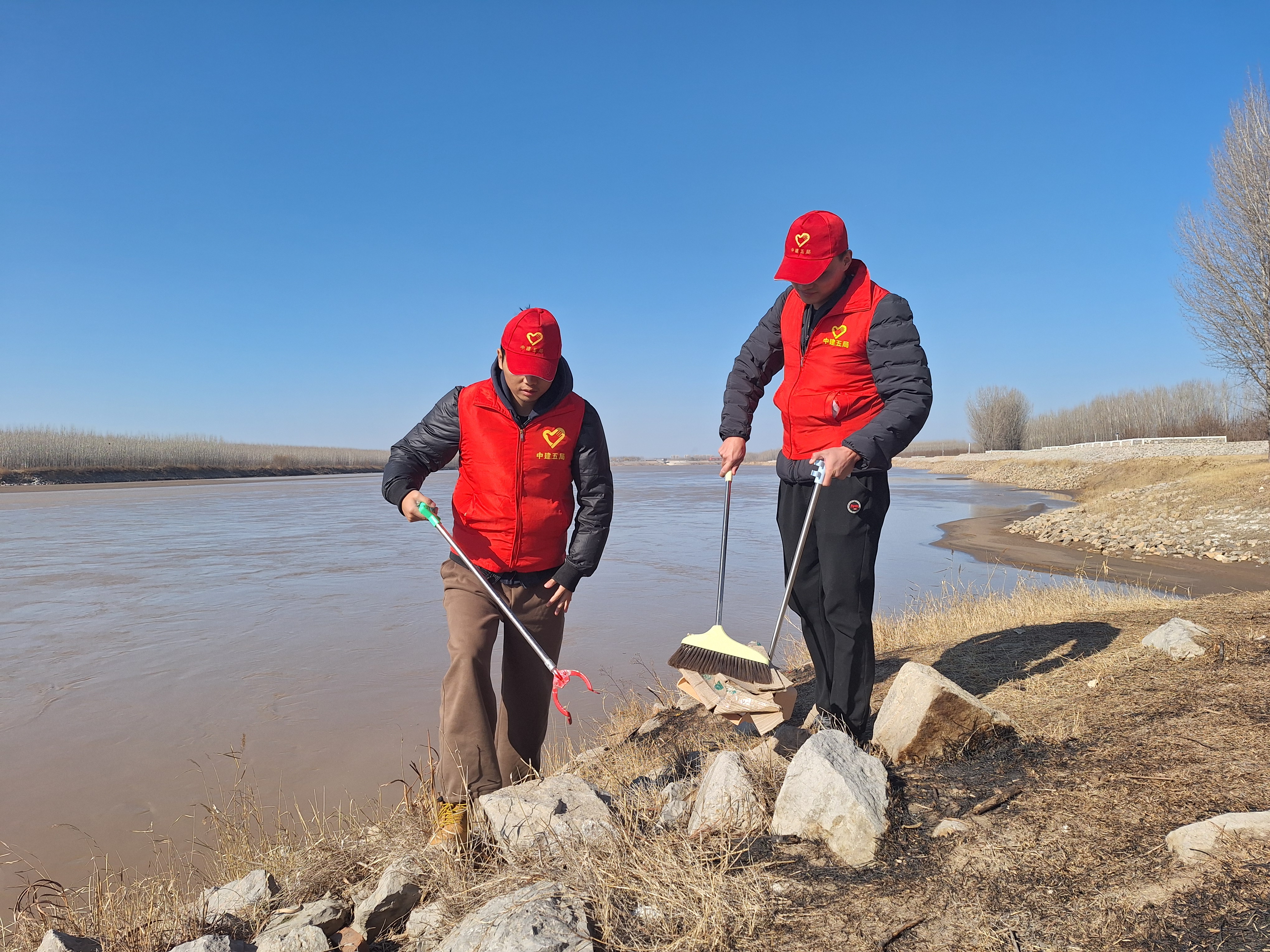 守护“母亲河”.jpg