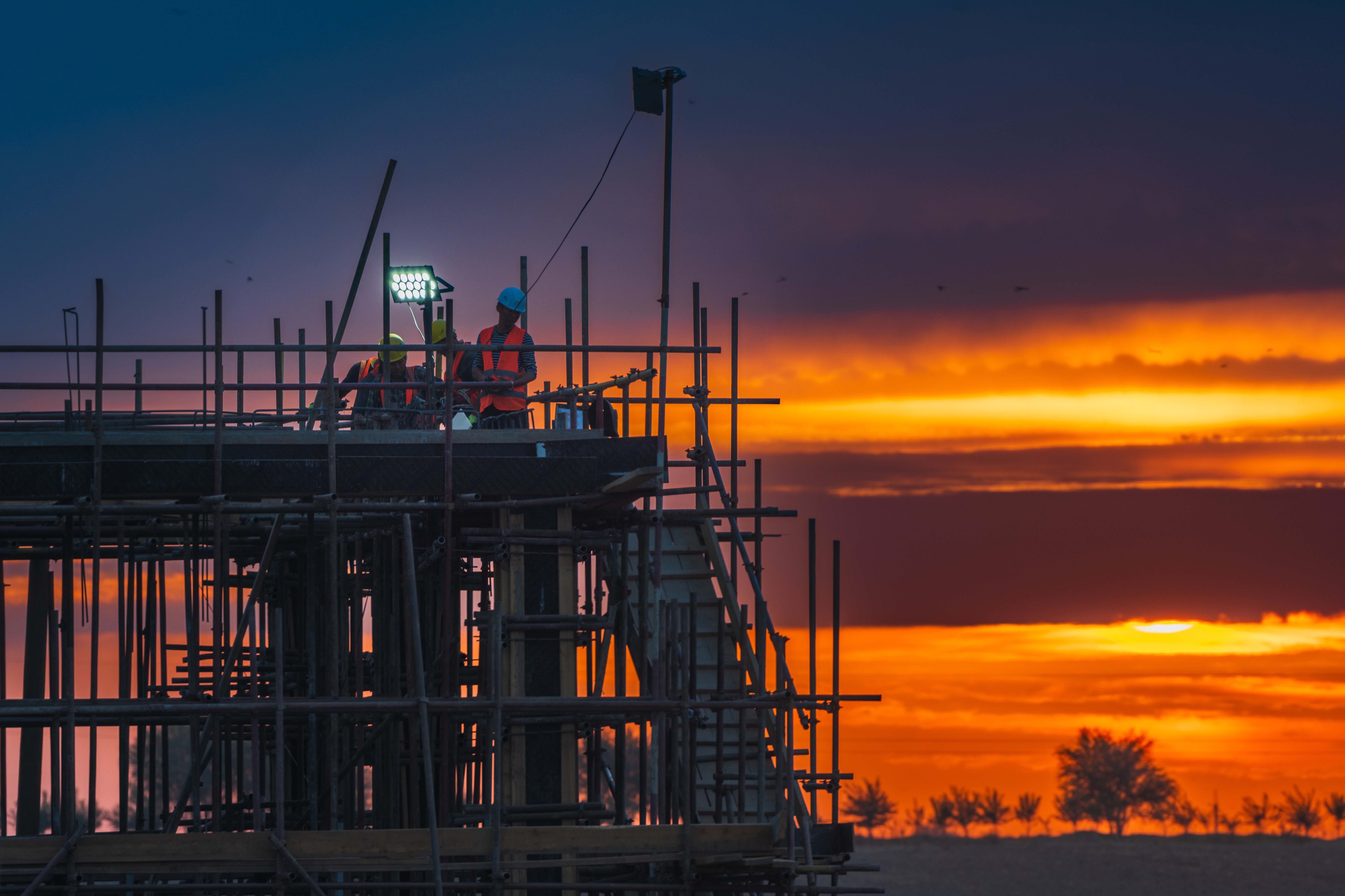 夕阳下戈壁滩上的建设者.jpg 夕阳下戈壁滩上的建设者.jpg