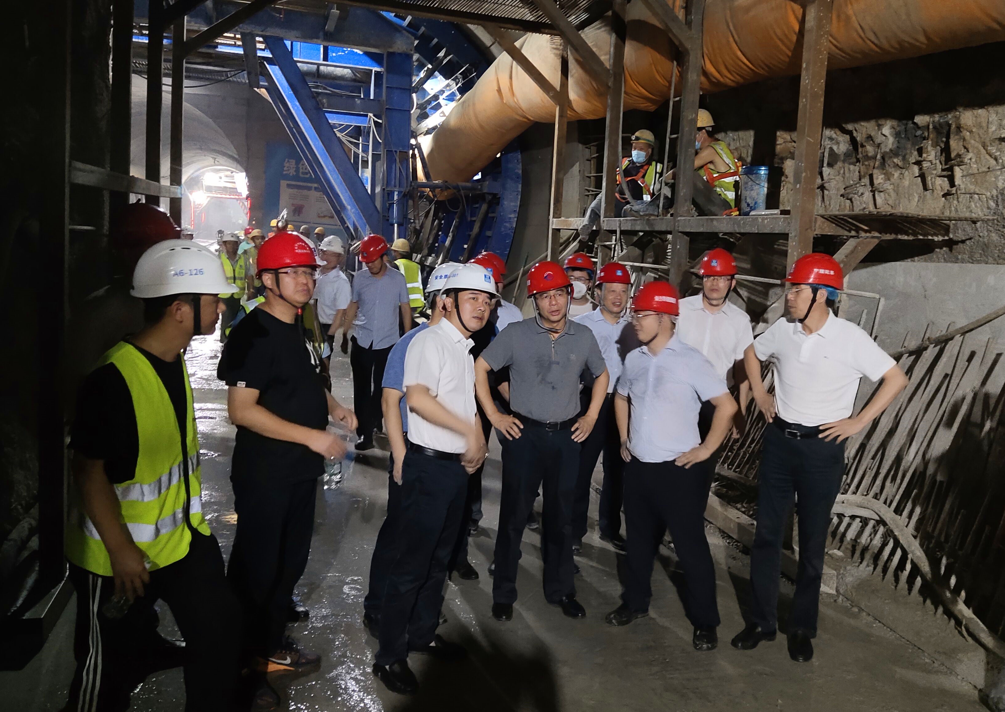 邹刚一行深入竖井井下实地勘察.jpg