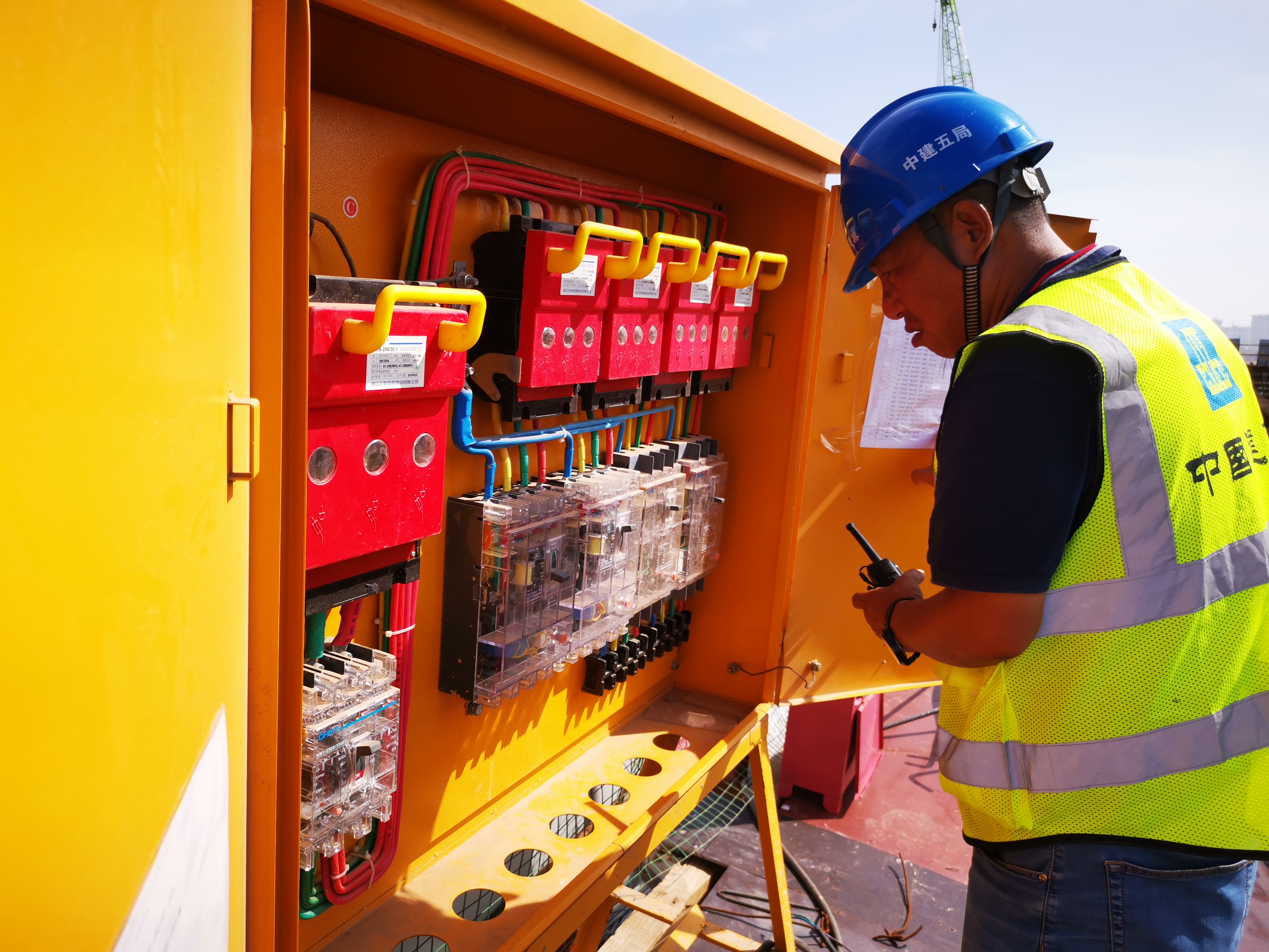 厦门滨海东大道项目安全总监罗先举在检查配电箱.jpg