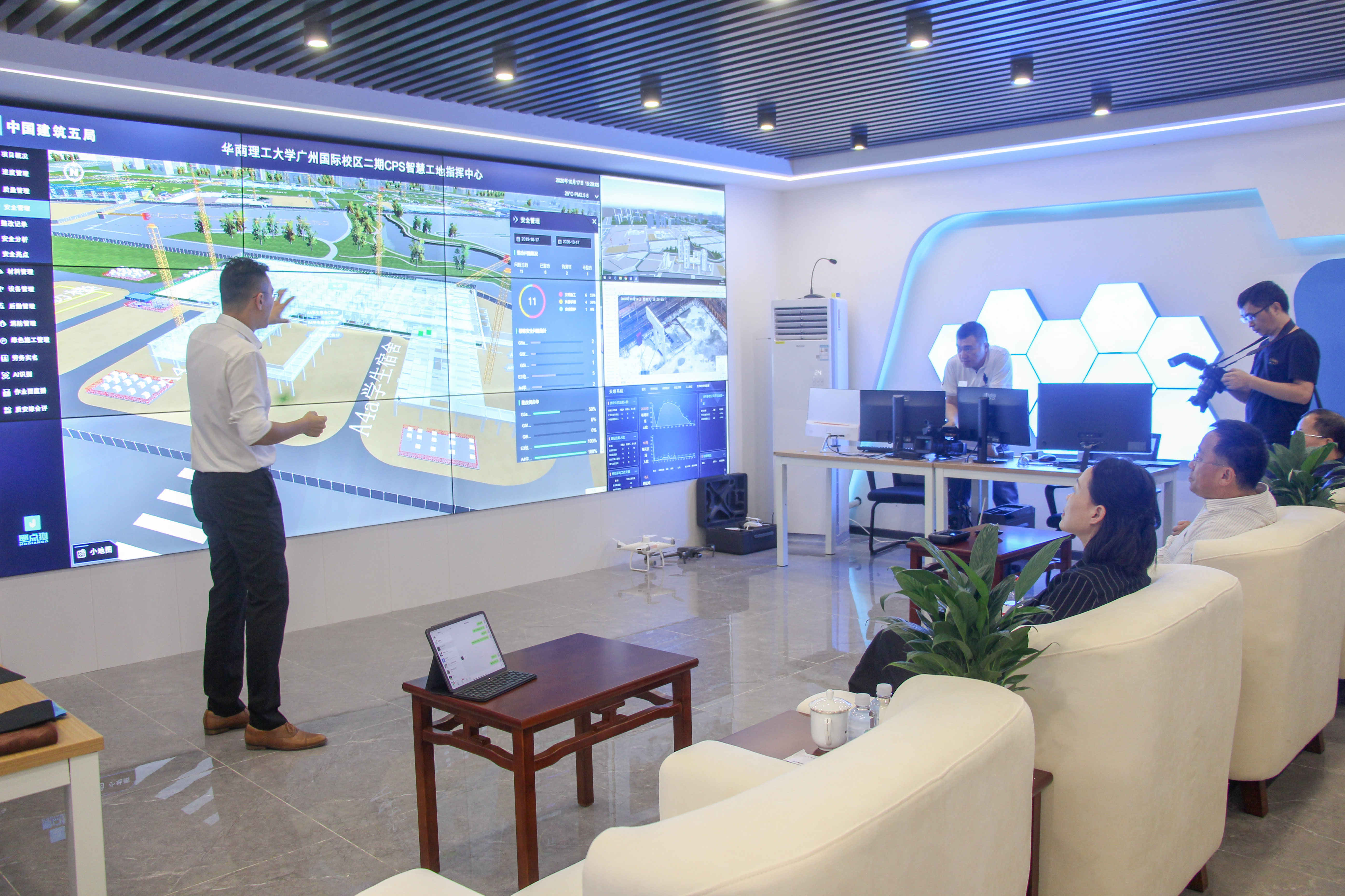 参观智慧工地现场_副本.jpg