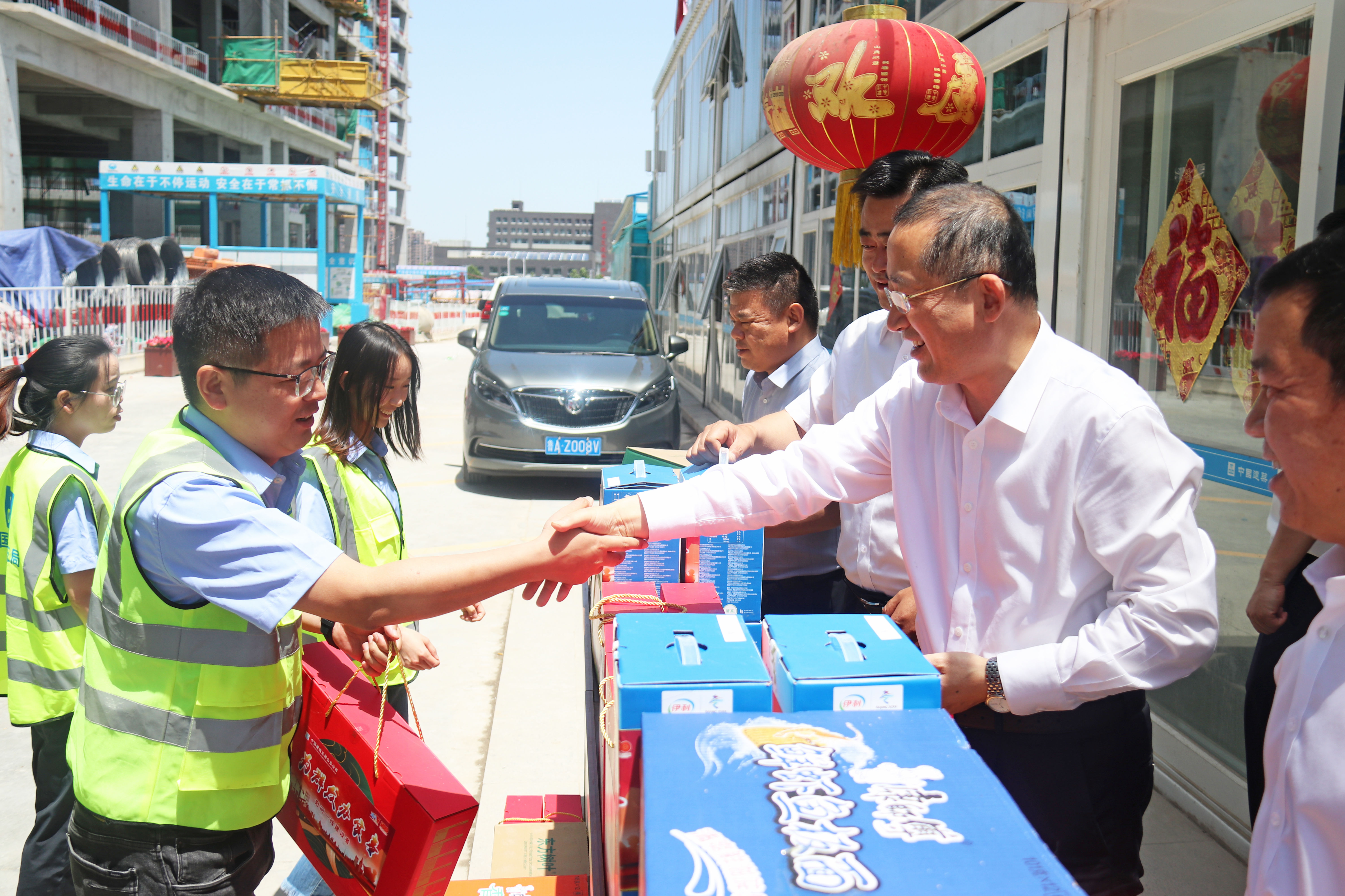 为员工送慰问 (8).jpg