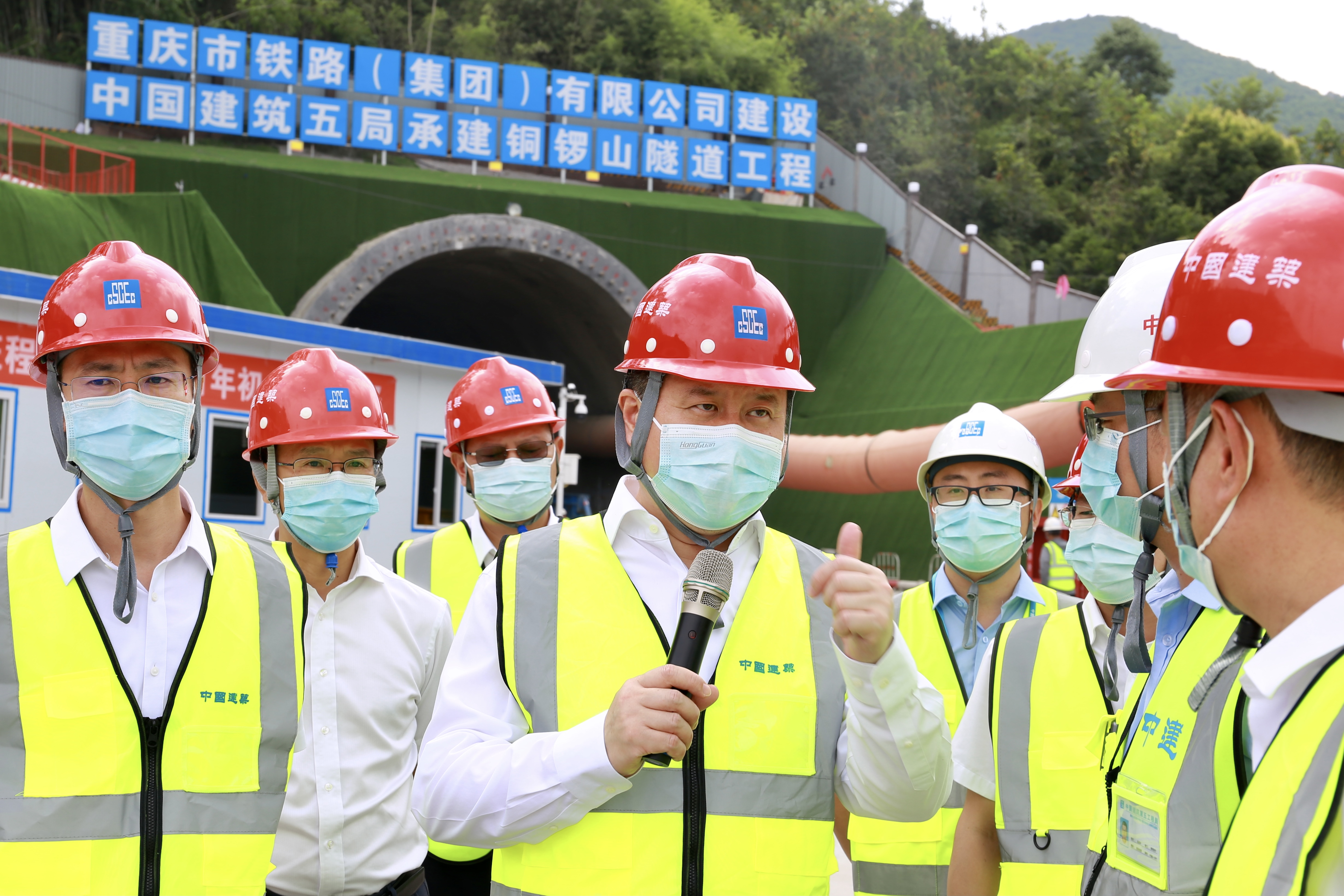 6.2周勇在重庆轨道15号线项目现场.jpg