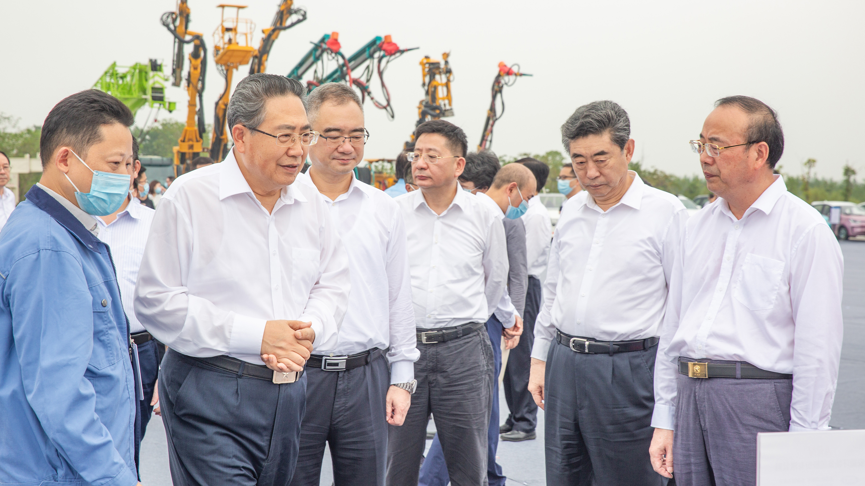 李锦斌在现场参观.jpg