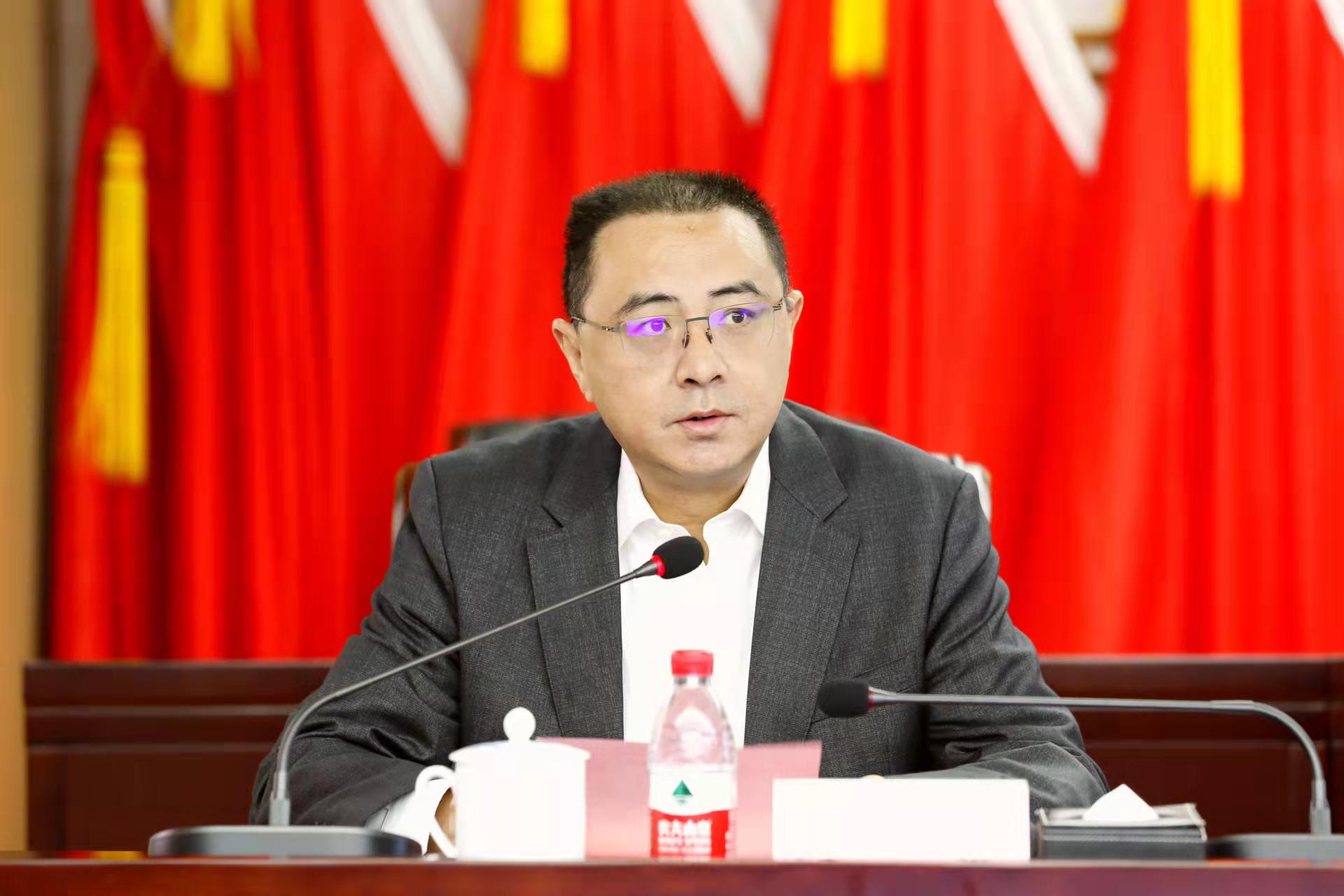 3局党委副书记、董事、工会主席江森主持论坛.jpg