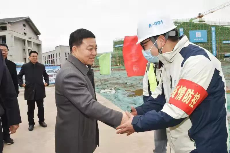 图片二：叶建春慰问项目管理人员.jpg