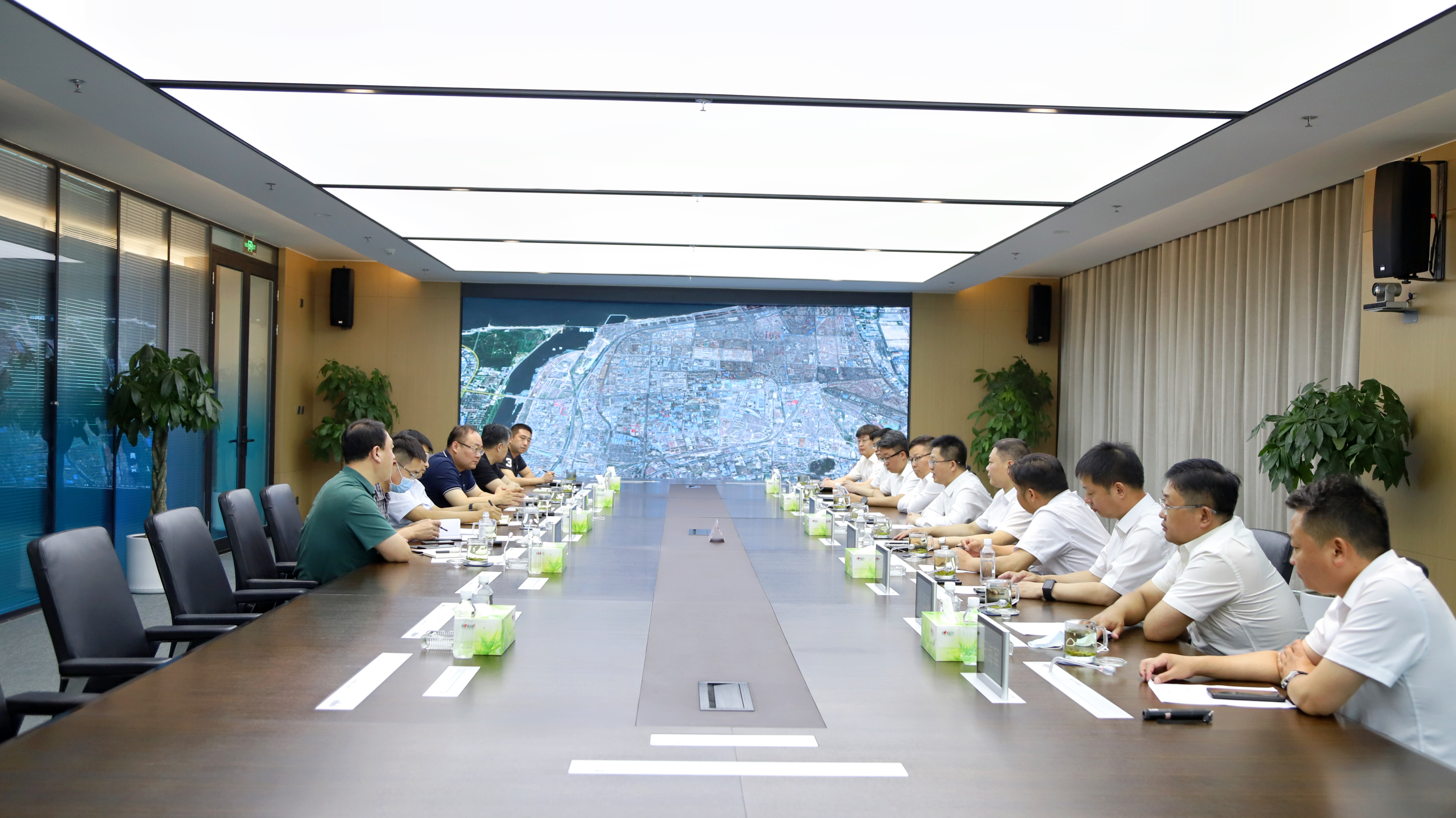 行程五:拜见烟台市芝罘区人民政府领导.jpg 行程五:拜见烟台市芝罘区人民政府领导.jpg