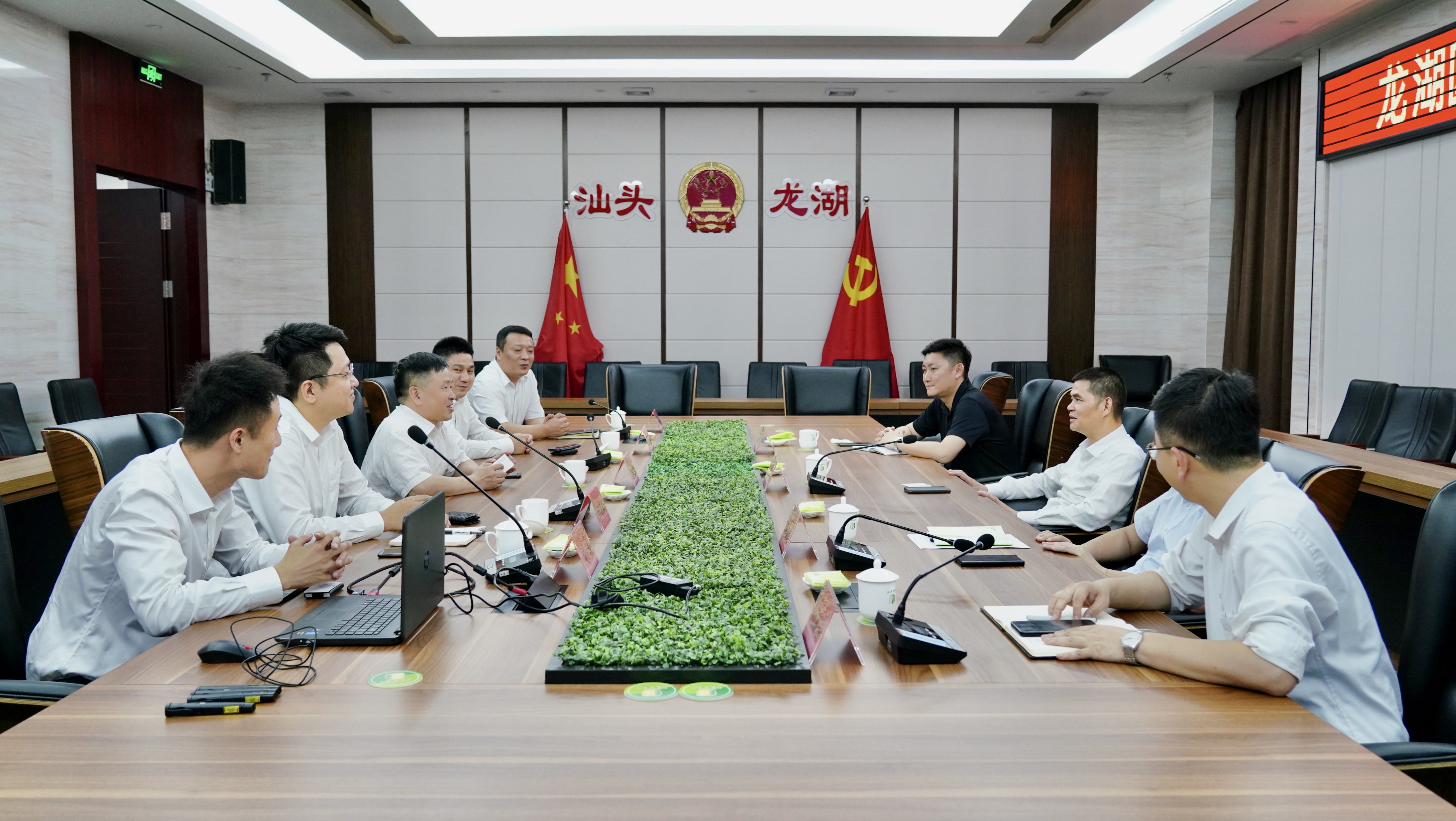 陈寿阳带队拜访汕头市龙湖区委副书记、区长黄晓欢.jpeg 陈寿阳带队拜访汕头市龙湖区委副书记、区长黄晓欢.jpeg