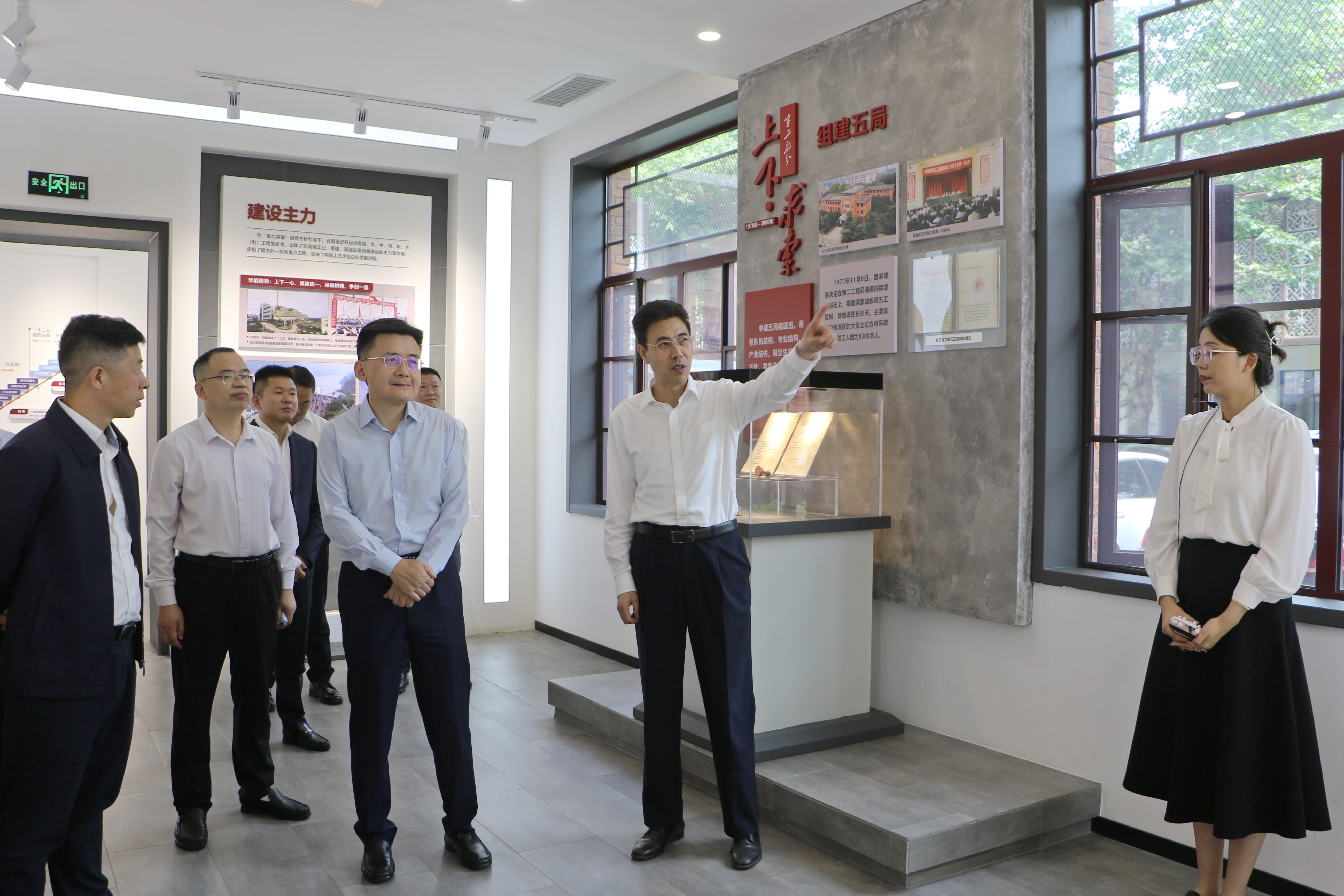 参观历史文化展厅和创新研究院 (12).JPG