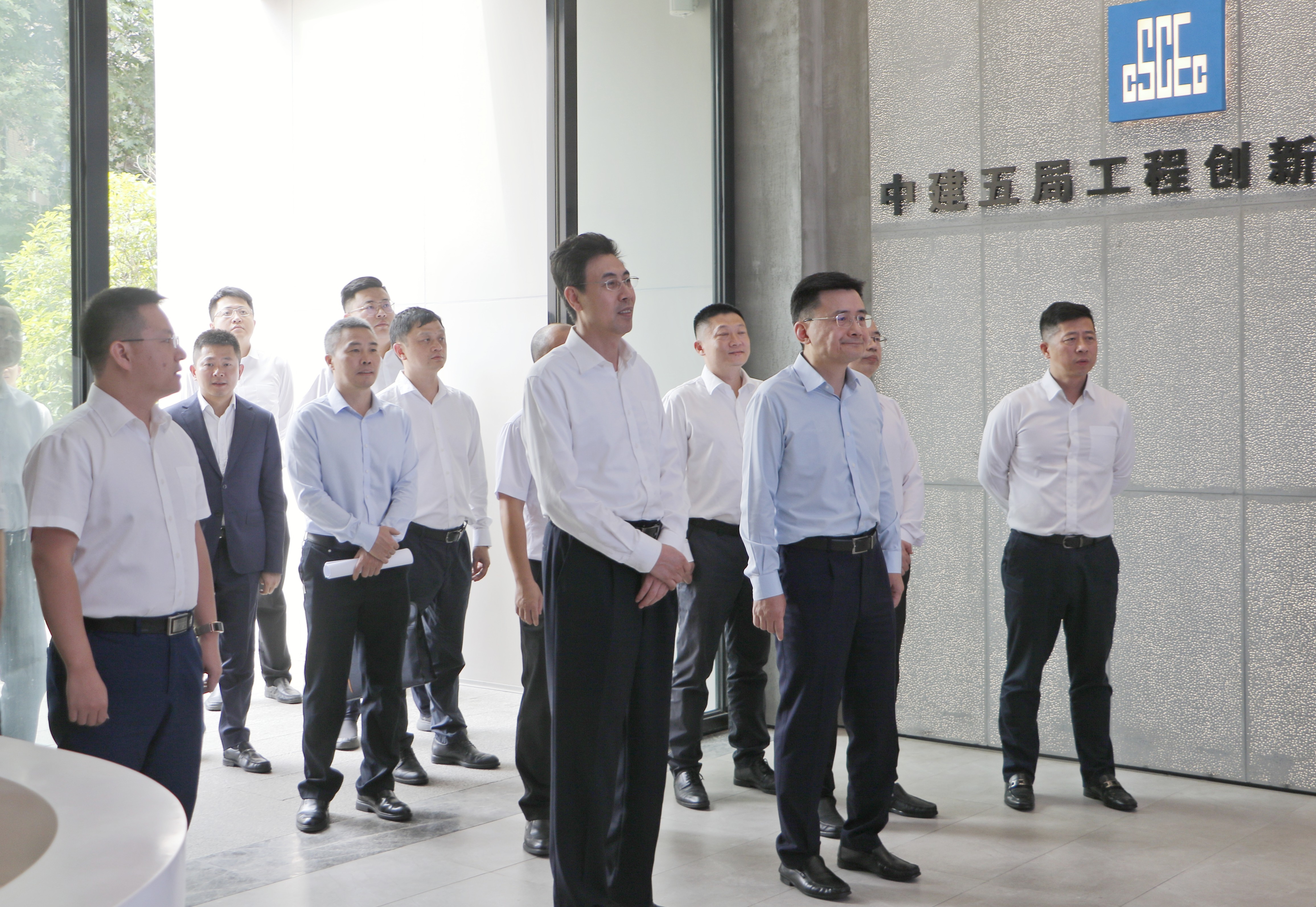 参观历史文化展厅和创新研究院 (1).JPG