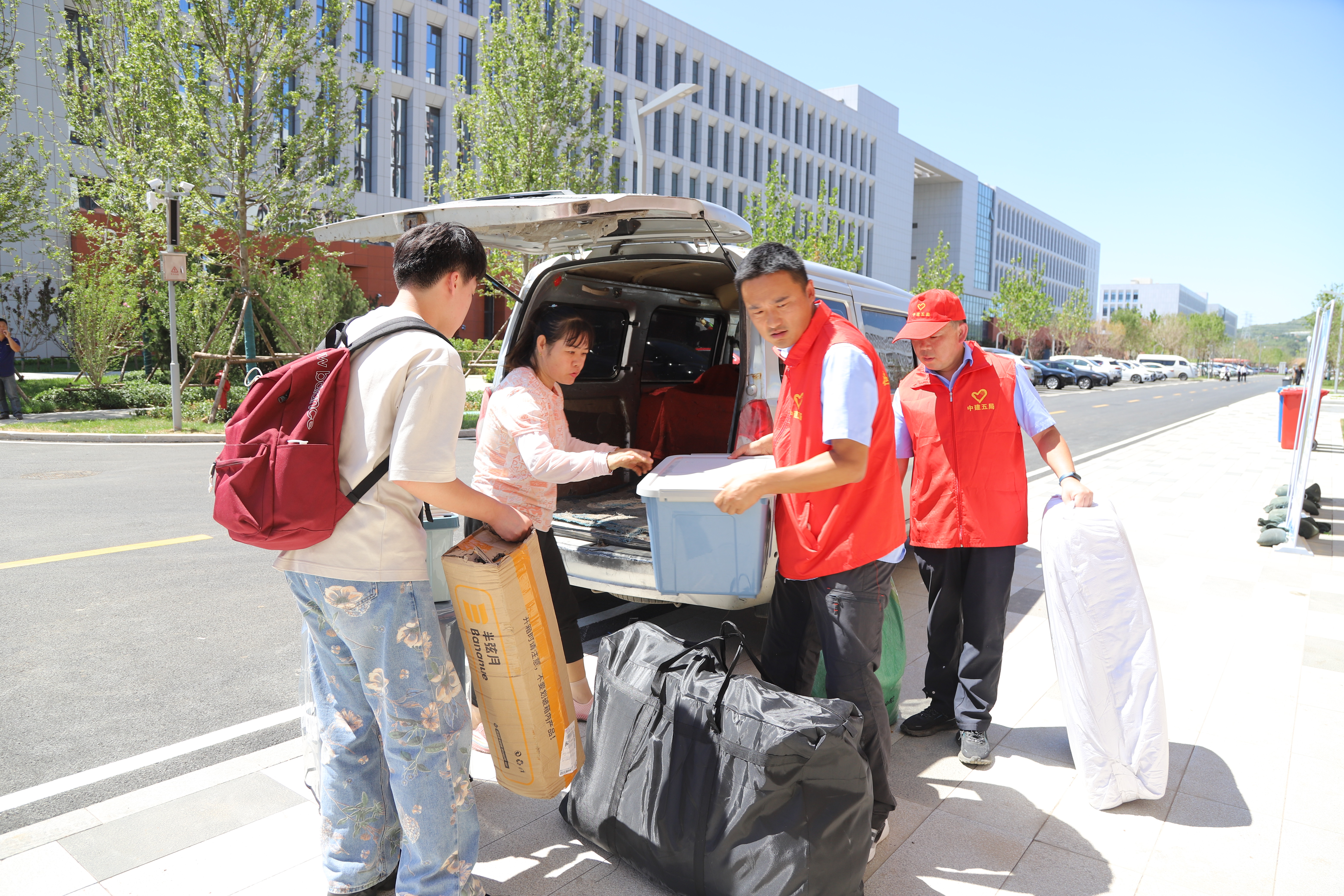 协助新校区搬迁入住.JPG
