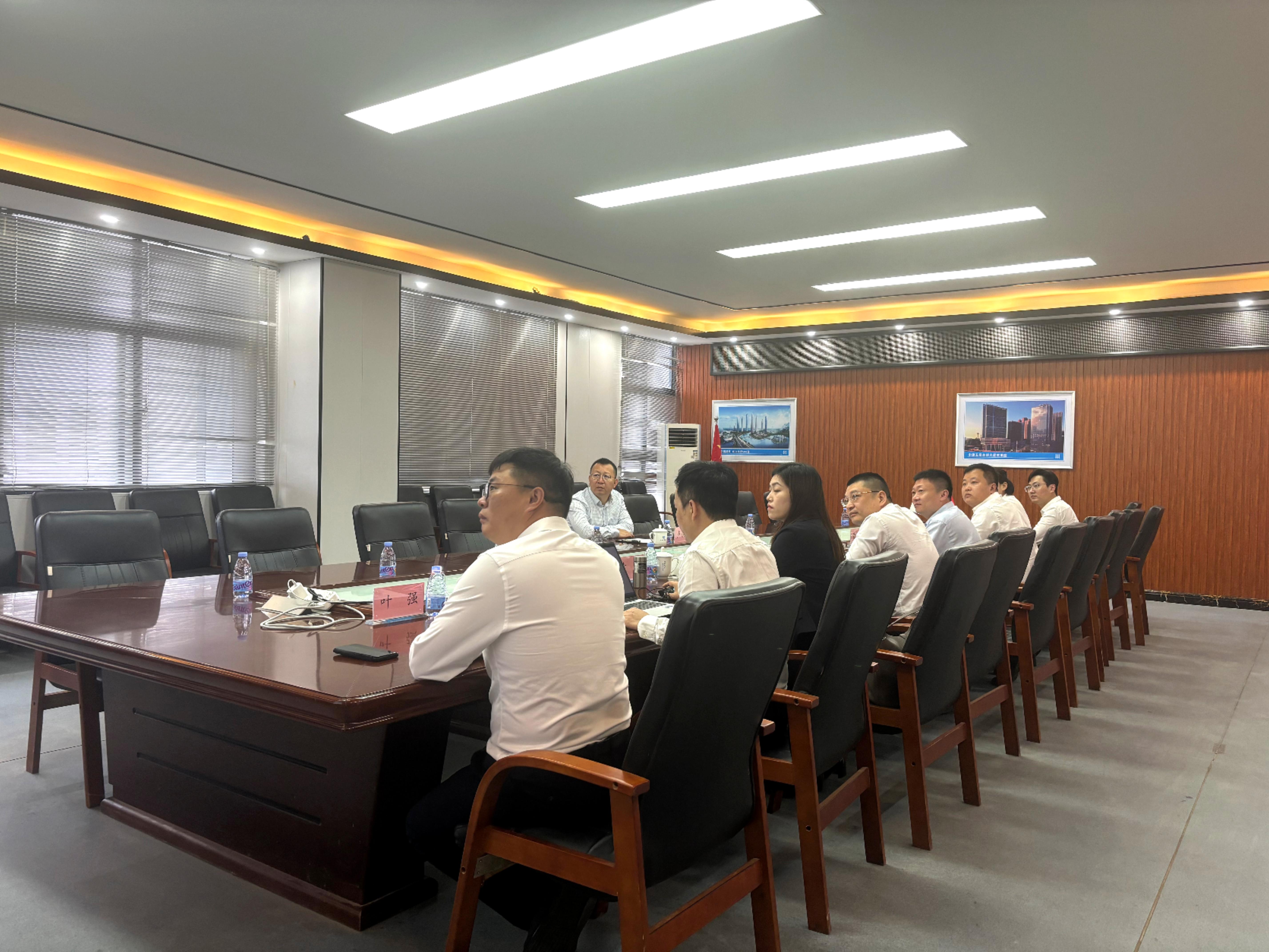1、卢洪波在会议室听取报告.jpg