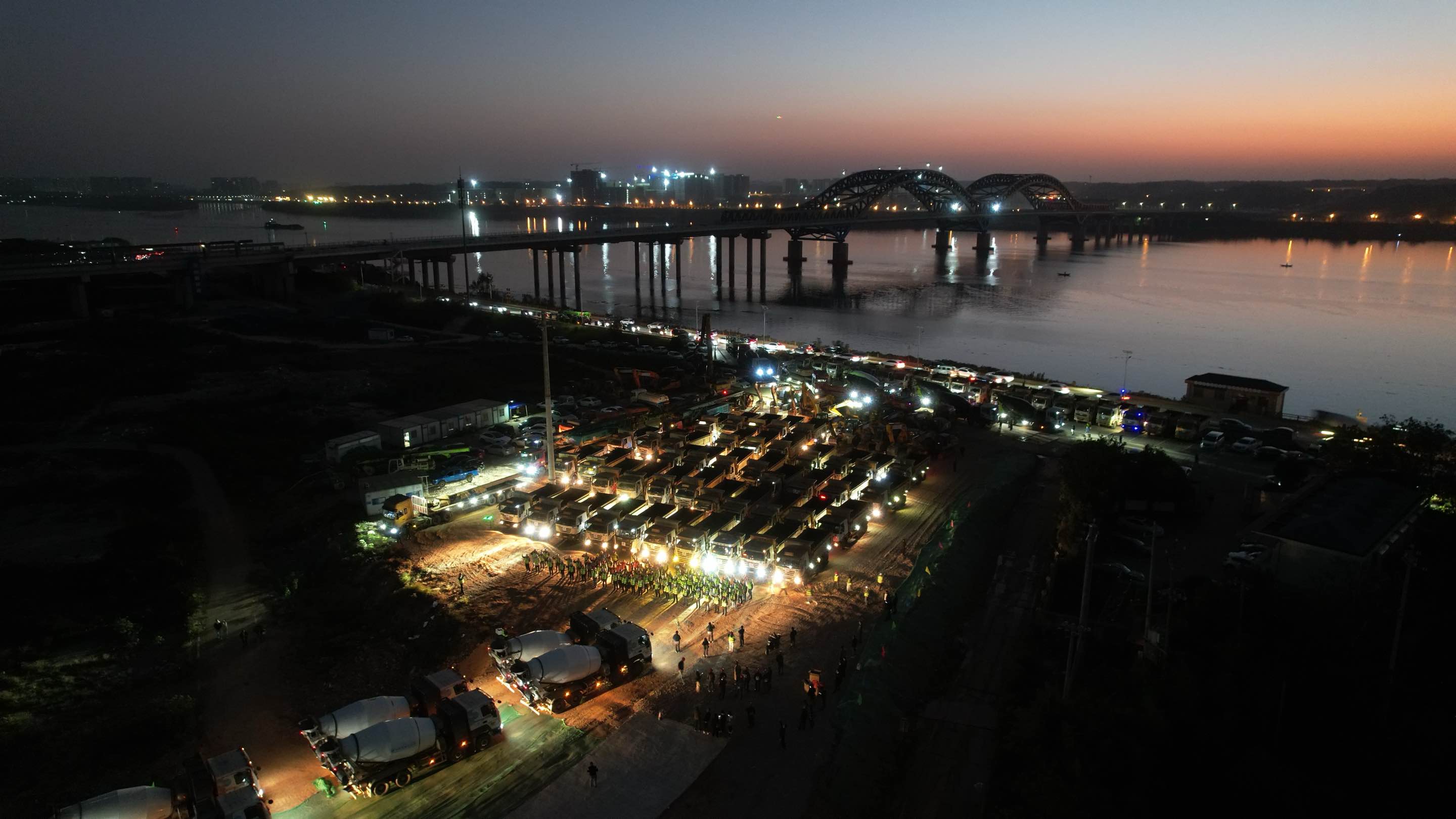 长沙奥体中心项目主场馆首批建设团队正式进驻现场-1.jpg 长沙奥体中心项目主场馆首批建设团队正式进驻现场-1.jpg