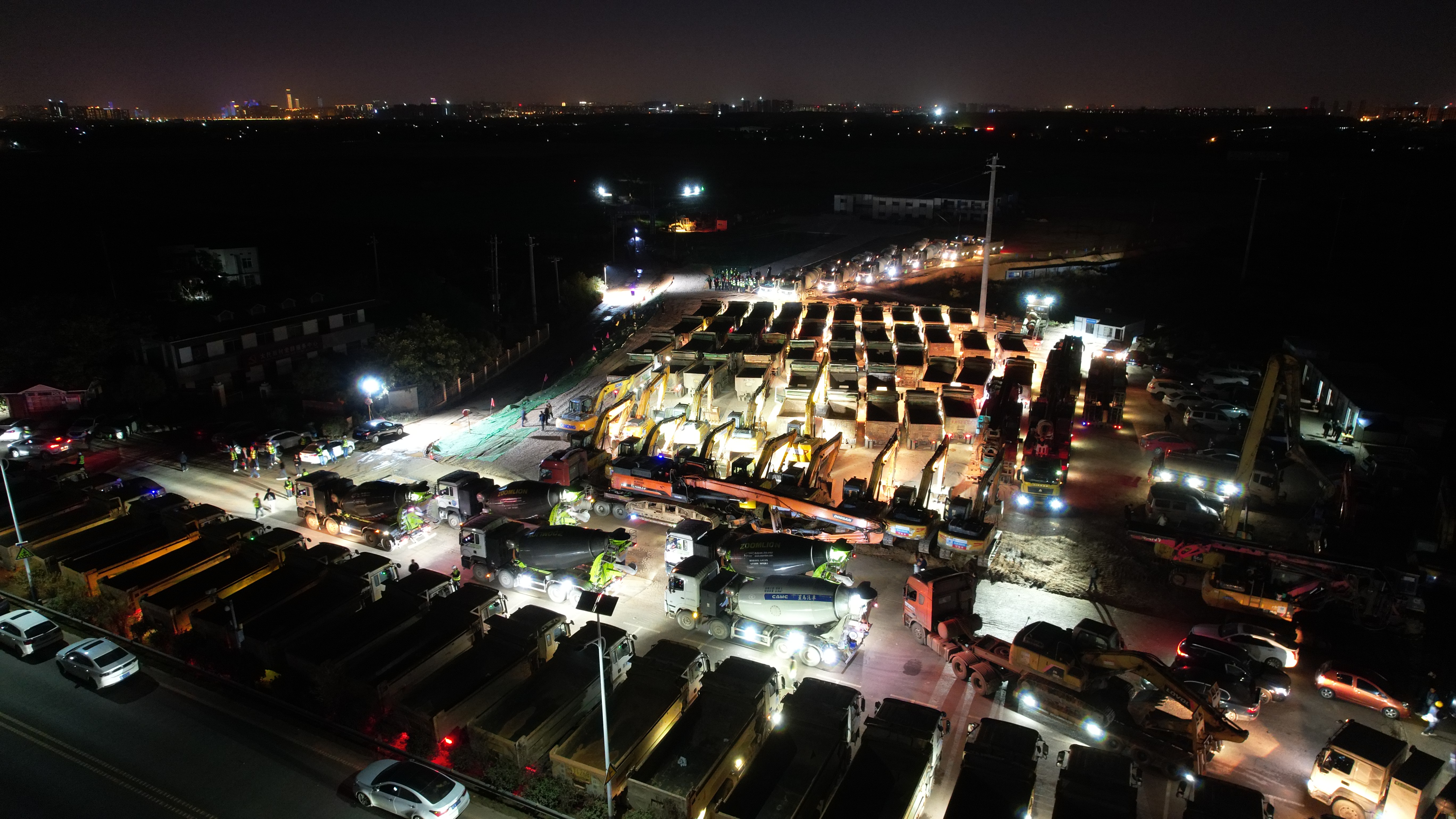 长沙奥体中心项目主场馆首批建设团队正式进驻现场-3.jpg 长沙奥体中心项目主场馆首批建设团队正式进驻现场-3.jpg