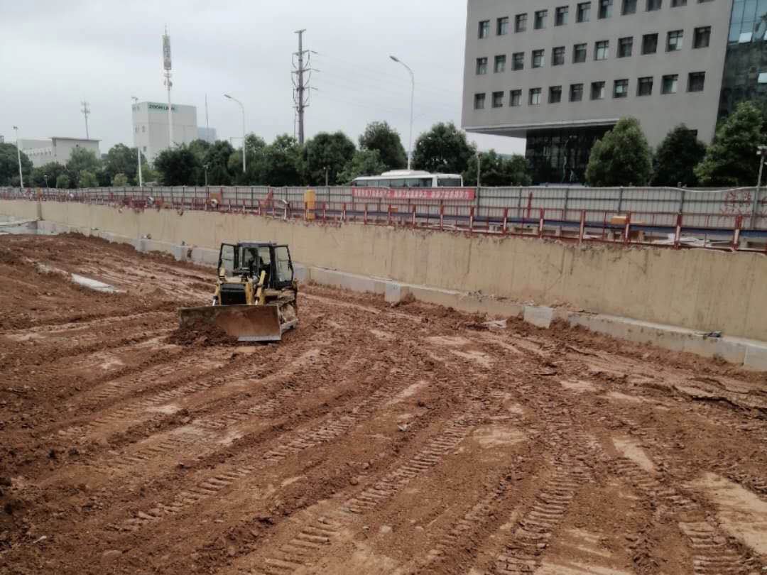 长沙地铁6号线二标工程二项目部麓谷体育公园站完成顶板土方回填并