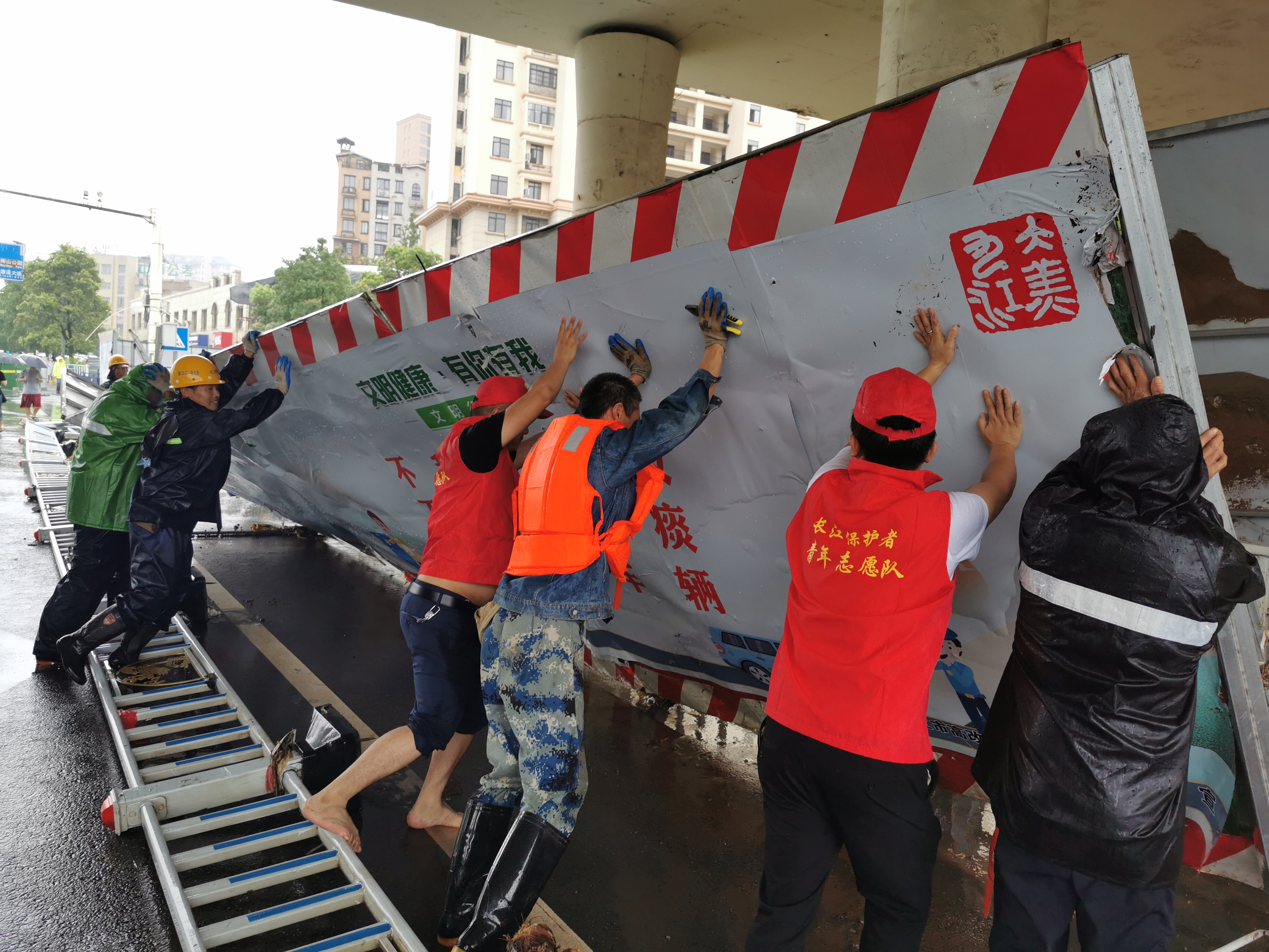 2.志愿者们清移路障.jpg 2.志愿者们清移路障.jpg