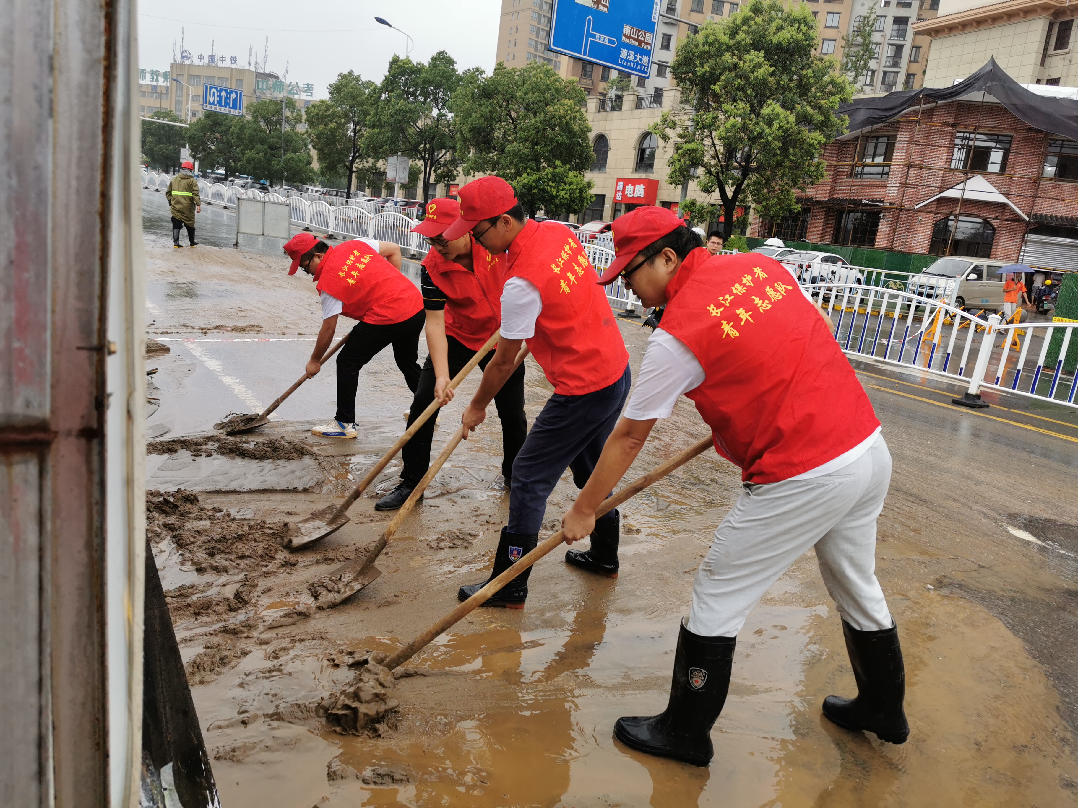4.清理道路淤泥.jpg 4.清理道路淤泥.jpg