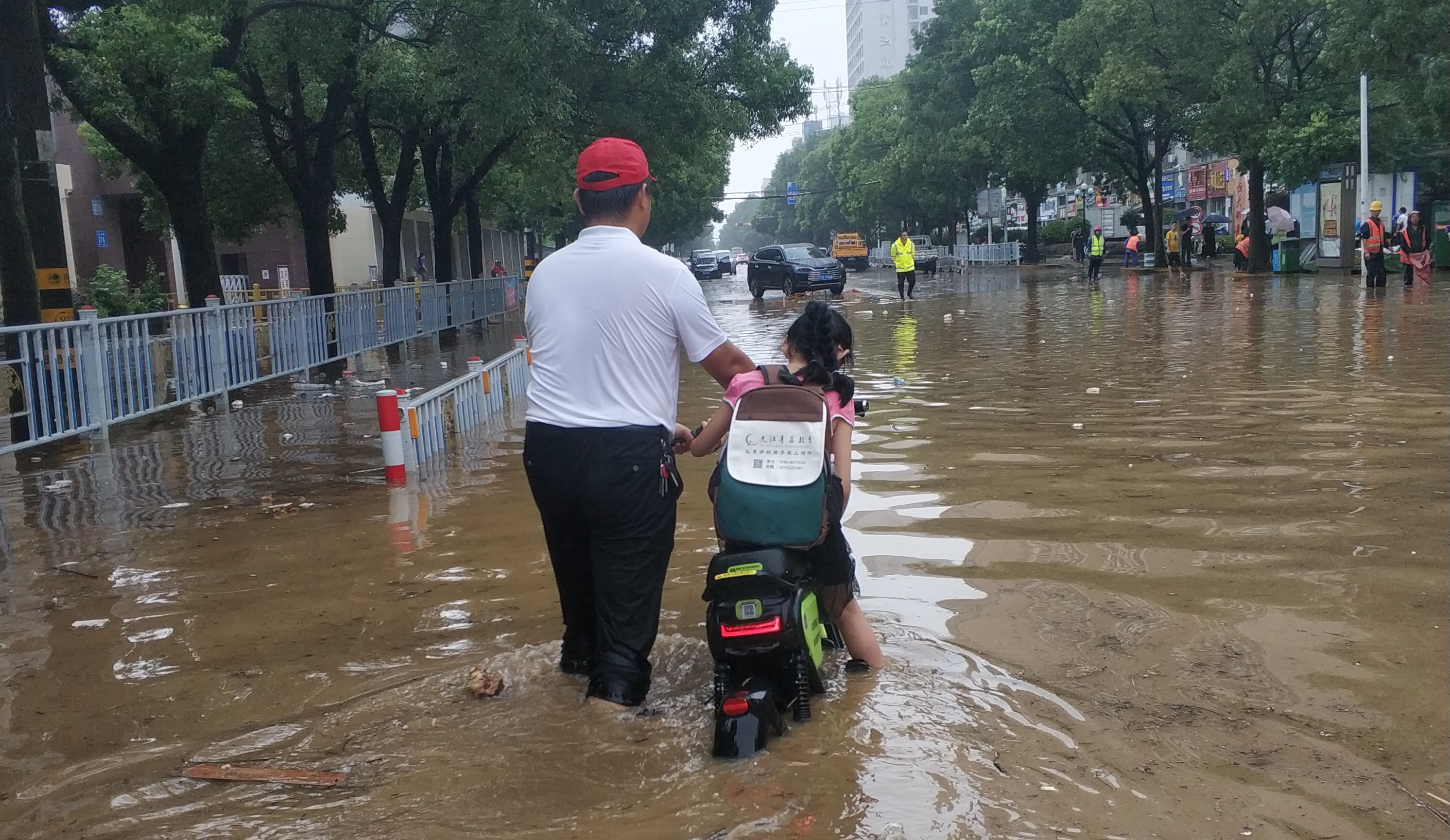 6.帮助路人通行 (2).jpg 6.帮助路人通行 (2).jpg