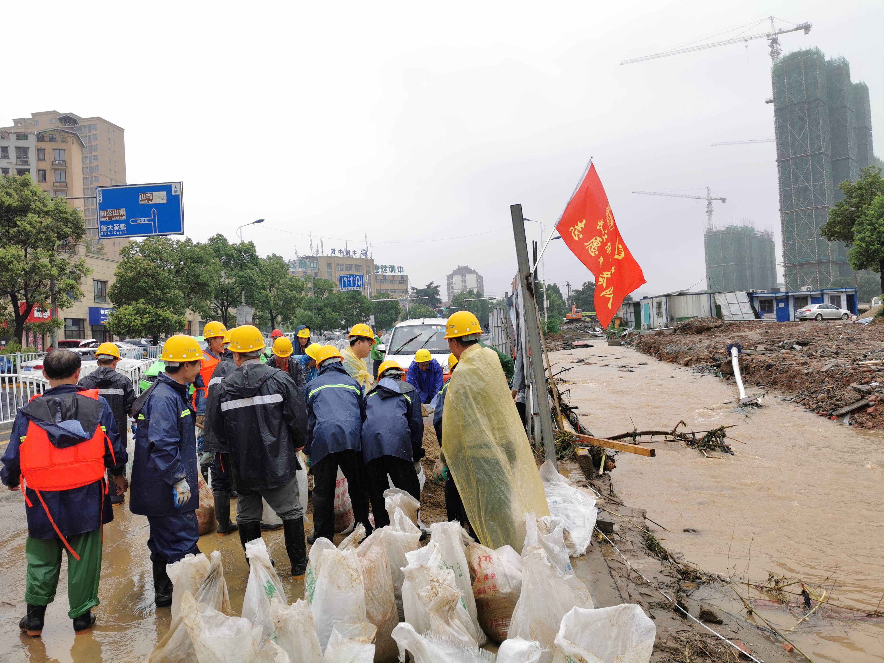 7.粗砂装袋,为前进东路濂溪河旁筑起防洪壁垒.jpg 7.粗砂装袋,为前进东路濂溪河旁筑起防洪壁垒.jpg