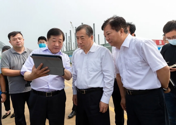 孙立成听取汇报.jpg 孙立成听取汇报.jpg