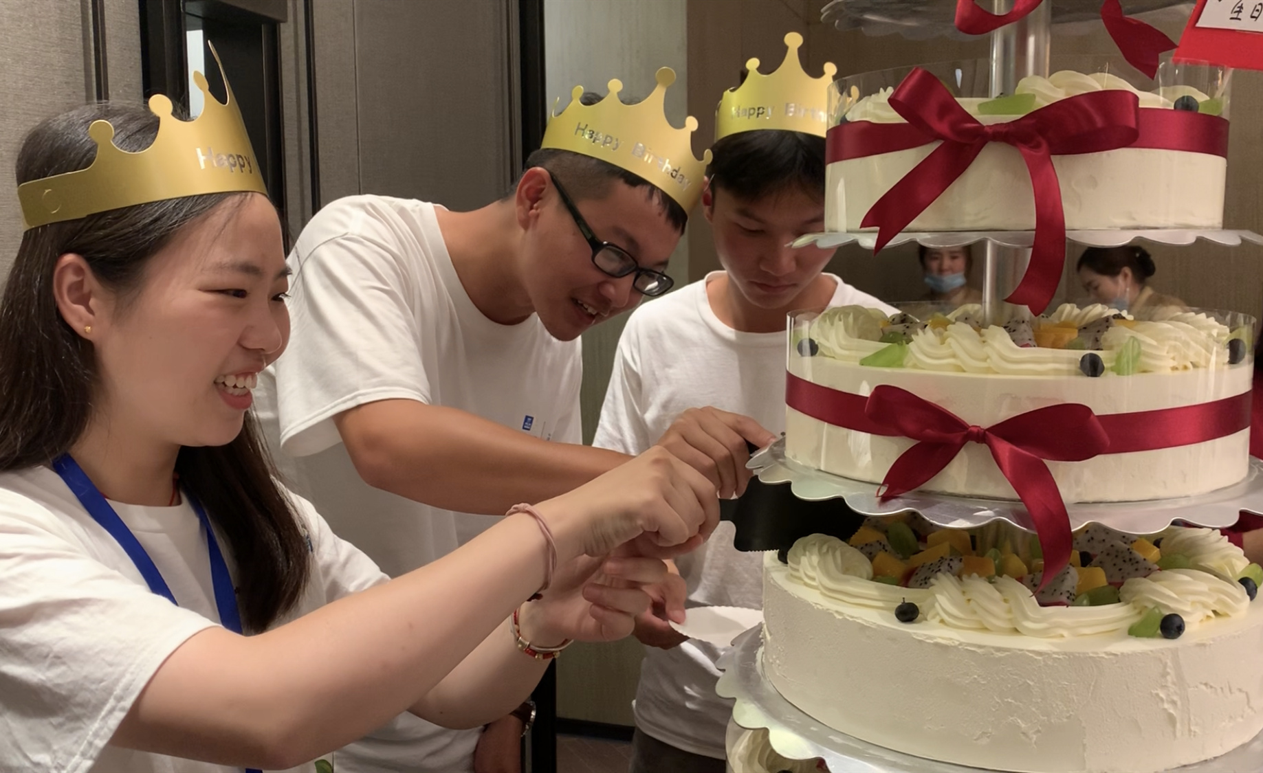 新员工切蛋糕.jpg