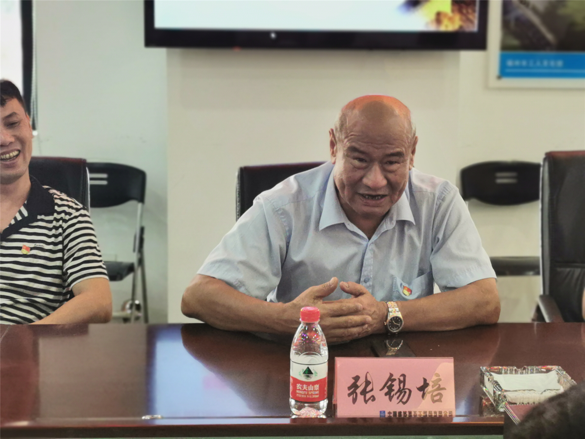 张锡培做交流.jpg 张锡培做交流.jpg