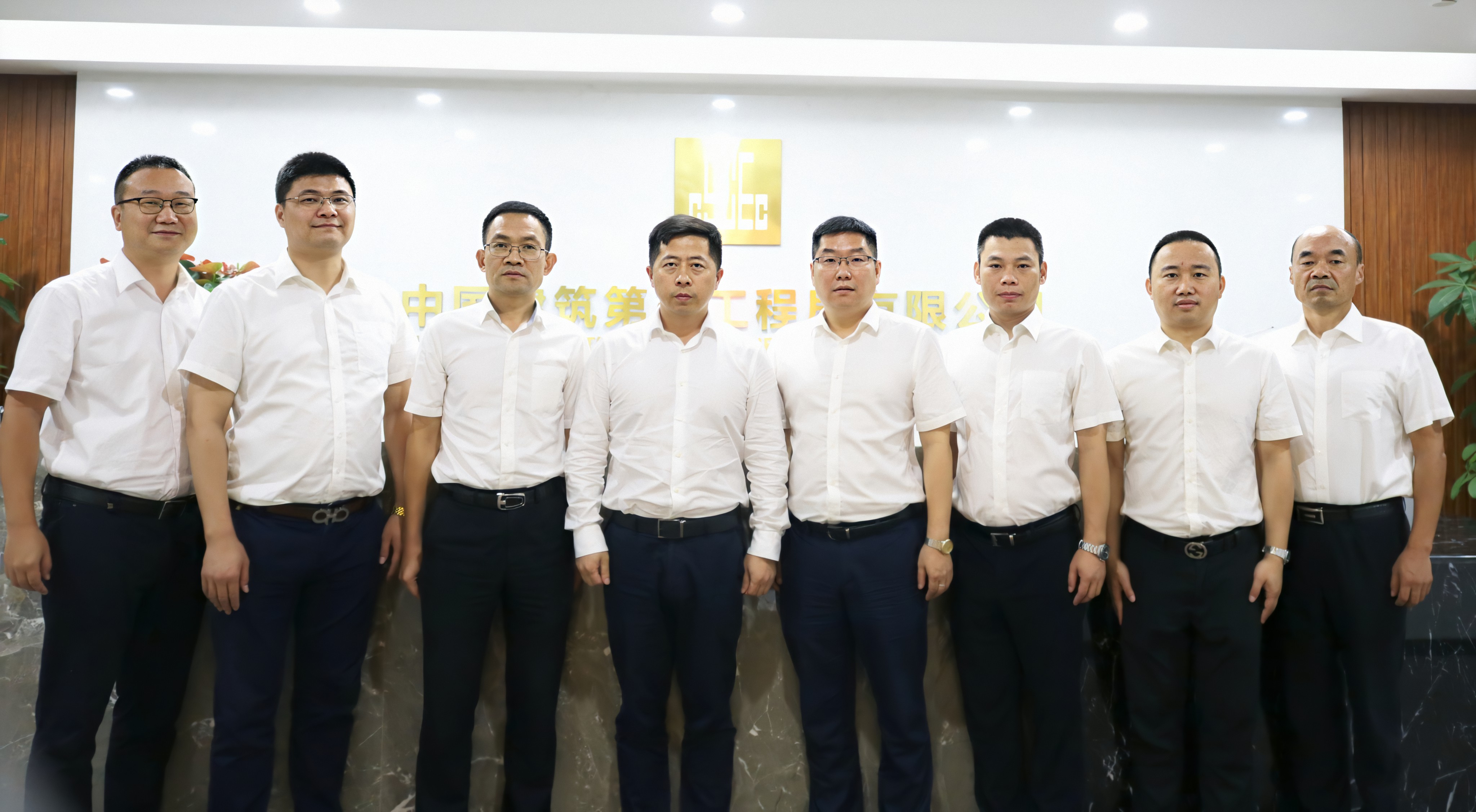 陈勇与湖北分公司领导合影.jpg