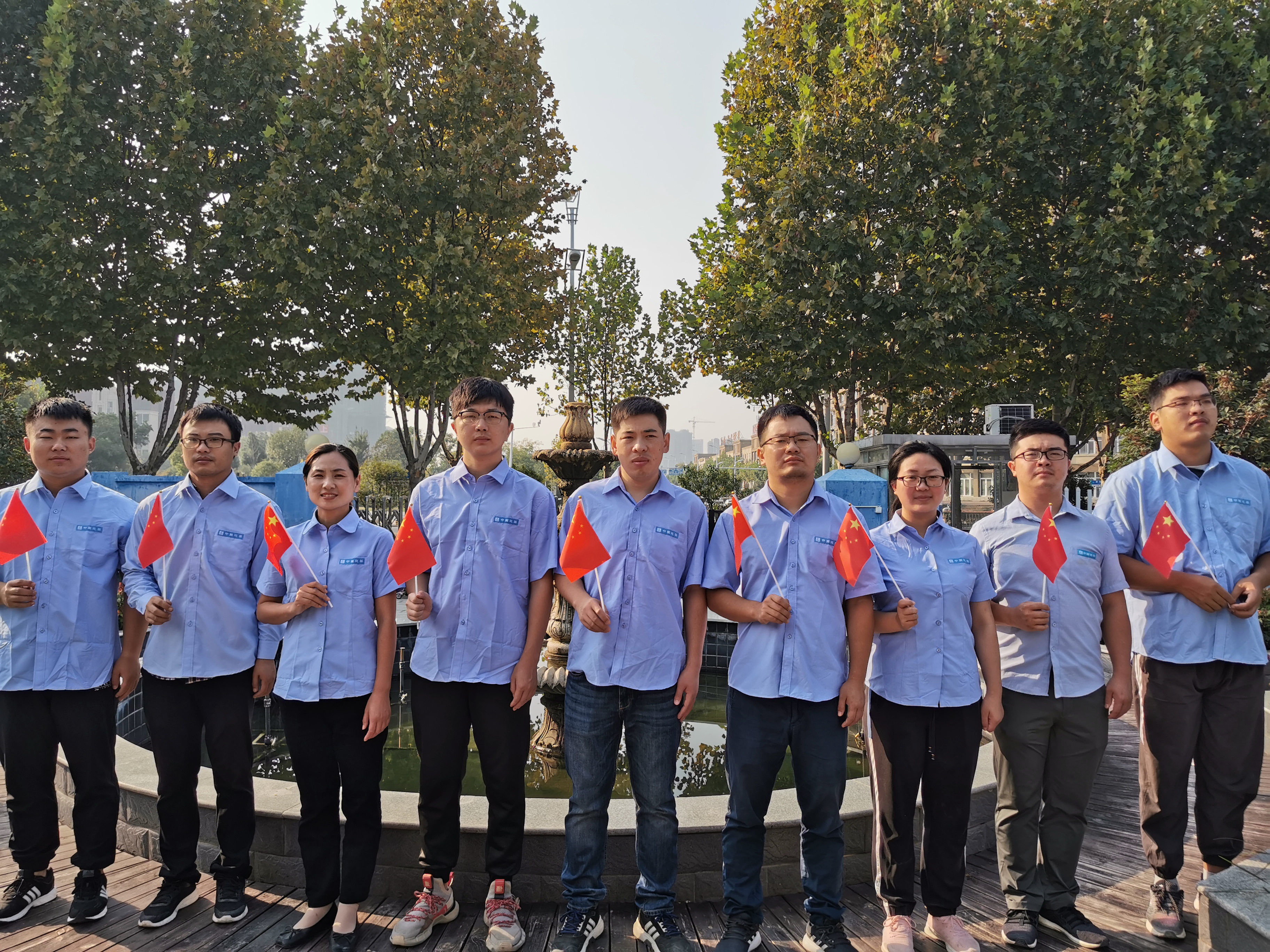 升旗现场合影.jpg 升旗现场合影.jpg