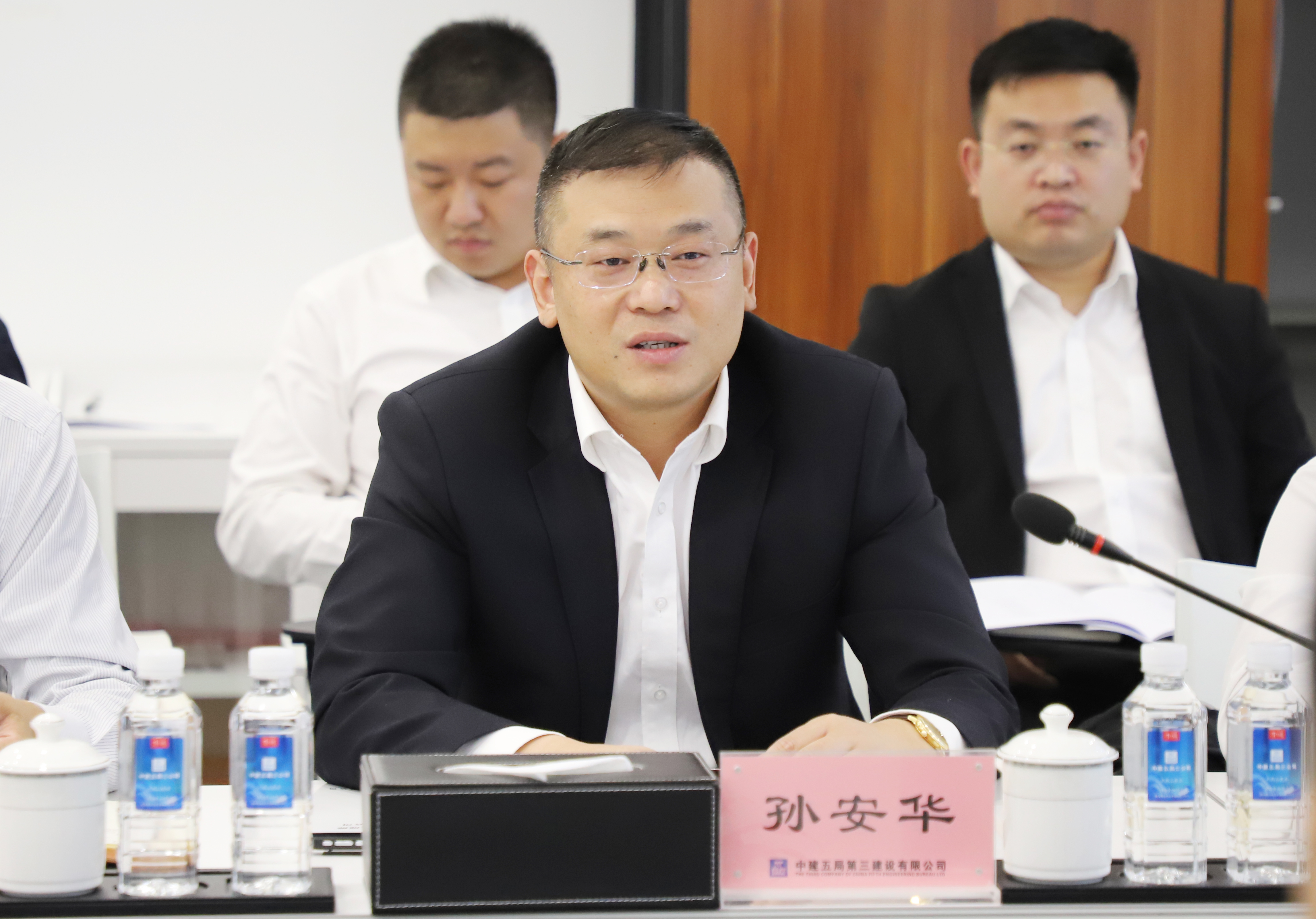 分公司党委书记,总经理孙安华携各分管领导以及部门经理参加此次交流